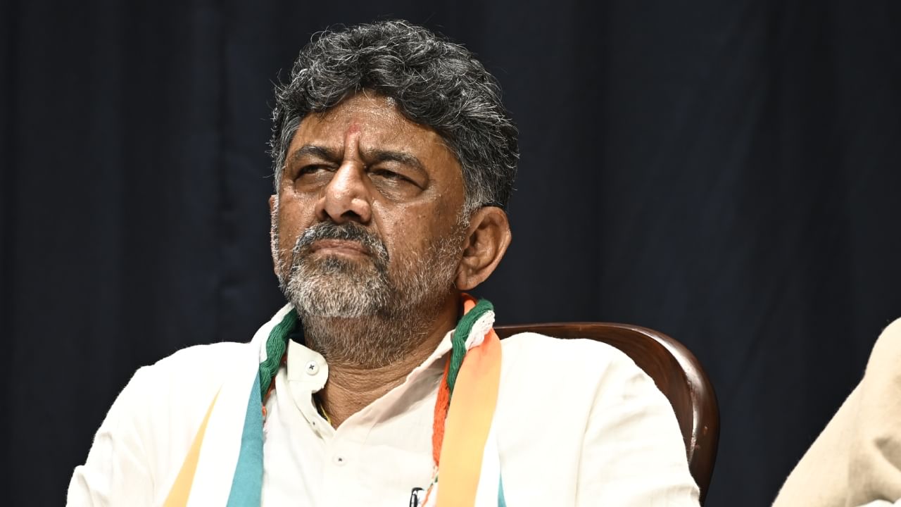 ನಮ್ಮ ಅಧಿಕಾರಿಗಳು ಬಹಳ ಖದೀಮರಿದ್ದಾರೆ: ಡಿಸಿಎಂ ಡಿಕೆ ಶಿವಕುಮಾರ್ ನಮ್ಮ ಅಧಿಕಾರಿಗಳು ಬಹಳ ಖದೀಮರಿದ್ದಾರೆ: ಡಿಸಿಎಂ ಡಿಕೆ ಶಿವಕುಮಾರ್