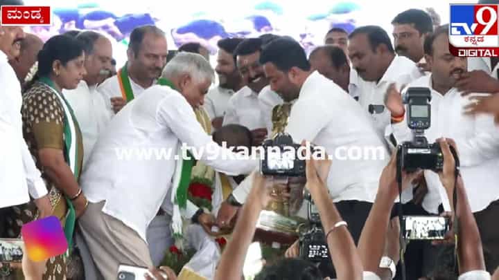 ಮಂಡ್ಯದ ಜನ ಕುಮಾರಣ್ಣಗೆ ಕೊಟ್ಟ ಆ ವಿಗ್ರಹ ಯಾವ್ದು ಗೊತ್ತಾ? ಮಂಡ್ಯದ ಜನ ಕುಮಾರಣ್ಣಗೆ ಕೊಟ್ಟ ಆ ವಿಗ್ರಹ ಯಾವ್ದು ಗೊತ್ತಾ?