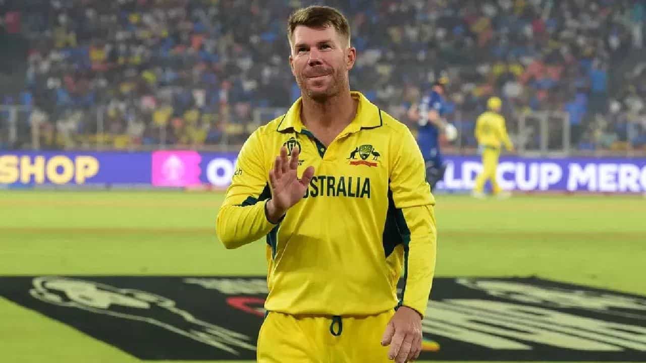 ಆಸ್ಟ್ರೇಲಿಯಾ ತಂಡದ ಆರಂಭಿಕ ಆಟಗಾರ ಡೇವಿಡ್ ವಾರ್ನರ್ (David Warner) ಇತ್ತೀಚೆಗಷ್ಟೇ ಅಂತಾರಾಷ್ಟ್ರೀಯ ಕ್ರಿಕೆಟ್ಗೆ ನಿವೃತ್ತಿ ಘೋಷಿಸಿದ್ದರು. ಇದಾಗ್ಯೂ ಮುಂಬರುವ ಚಾಂಪಿಯನ್ಸ್ ಟ್ರೋಫಿಯಲ್ಲಿ ಕಣಕ್ಕಿಳಿಯುವ ಇಂಗಿತ ವ್ಯಕ್ತಪಡಿಸಿದ್ದರು. ಆದರೀಗ ಈ ಇಂಗಿತವನ್ನು ಪುರಸ್ಕರಿಸುವುದಿಲ್ಲ ಎಂದು ಆಸ್ಟ್ರೇಲಿಯಾ ತಂಡದ ಮುಖ್ಯ ಆಯ್ಕೆಗಾರ ಜಾರ್ಜ್ ಬೈಲಿ ತಿಳಿಸಿದ್ದಾರೆ.