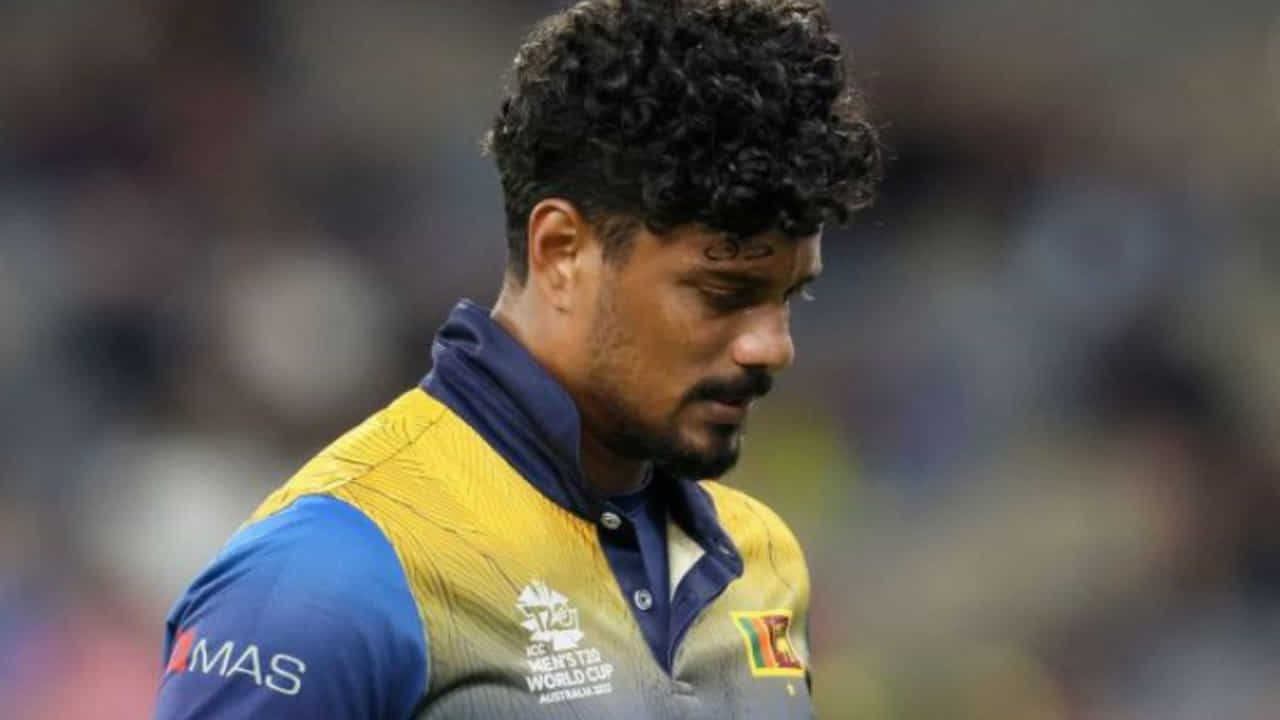 ಭಾರತ ಮತ್ತು ಶ್ರೀಲಂಕಾ ನಡುವಿನ ಮೂರು ಪಂದ್ಯಗಳ ಟಿ20 ಮೊದಲ ಪಂದ್ಯ ಇಂದು ಸಂಜೆ 7 ಗಂಟೆಯಿಂದ ಆರಂಭವಾಗಲಿದೆ. ಆದರೆ ಈ ಪಂದ್ಯಕ್ಕೂ ಮುನ್ನ ಶ್ರೀಲಂಕಾ ತಂಡಕ್ಕೆ ಮೂರನೇ ಹೊಡೆತ ಬಿದ್ದಿದೆ. ತಂಡದ ವೇಗದ ಬೌಲರ್ ಬಿನೂರ ಫೆರ್ನಾಂಡೋ ಅವರ ಆರೋಗ್ಯ ಸ್ಥಿತಿ ಹದಗೆಟ್ಟಿದೆ. ಹೀಗಾಗಿ ಅವರನ್ನು ಆಸ್ಪತ್ರೆಗೆ ದಾಖಲಿಸಲಾಗಿದೆ.