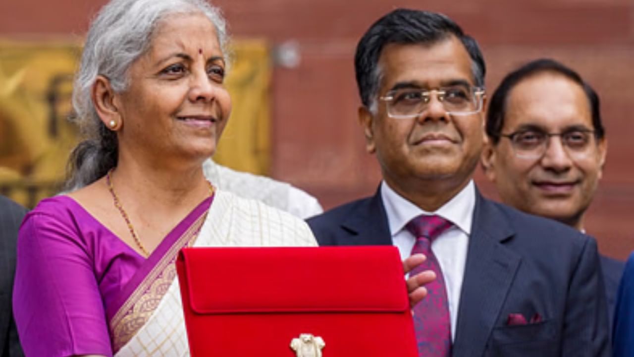Budget 2024: ಹೊಸ ಪಿಂಚಣಿ ಯೋಜನೆ ಬಗ್ಗೆ ನಿರ್ಮಲಾ ಸೀತಾರಾಮನ್ ಹೇಳಿದ್ದೇನು? Budget 2024: ಹೊಸ ಪಿಂಚಣಿ ಯೋಜನೆ ಬಗ್ಗೆ ನಿರ್ಮಲಾ ಸೀತಾರಾಮನ್ ಹೇಳಿದ್ದೇನು?