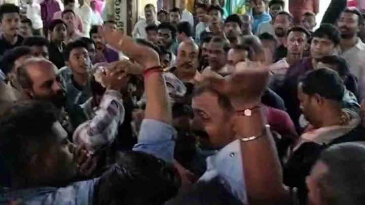 ರಸ್ತೆಯಲ್ಲಿ ತಳ್ಳು ಗಾಡಿ ಇಟ್ಟಿದ್ದಕ್ಕೆ ಗಲಾಟೆ: ಬೀದಿ ಬದಿ ವ್ಯಾಪಾರಿ ಮೇಲೆ ಪಿಸಿ ಹಲ್ಲೆ ರಸ್ತೆಯಲ್ಲಿ ತಳ್ಳು ಗಾಡಿ ಇಟ್ಟಿದ್ದಕ್ಕೆ ಗಲಾಟೆ: ಬೀದಿ ಬದಿ ವ್ಯಾಪಾರಿ ಮೇಲೆ ಪಿಸಿ ಹಲ್ಲೆ