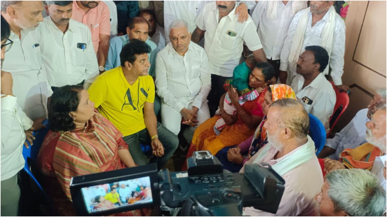 ಅಪಘಾತದಲ್ಲಿ ಮೃತಪಟ್ಟ 13 ಜನರ ಕುಟುಂಬಕ್ಕೆ ತಲಾ 1 ಲಕ್ಷ ರೂ. ನೀಡಿದ ಶಿವಣ್ಣ-ಗೀತಾ ಅಪಘಾತದಲ್ಲಿ ಮೃತಪಟ್ಟ 13 ಜನರ ಕುಟುಂಬಕ್ಕೆ ತಲಾ 1 ಲಕ್ಷ ರೂ. ನೀಡಿದ ಶಿವಣ್ಣ-ಗೀತಾ