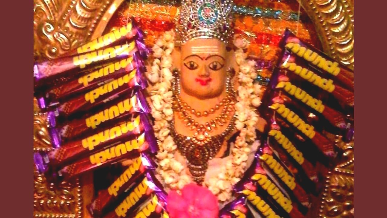 ಬಾಲ ಮುರುಗನಿಗೆ ಮಂಚ್ ಚಾಕಲೇಟ್ ನೈವೇದ್ಯ! 300 ವರ್ಷ ಹಳೆಯ ದೇವಾಲಯದಲ್ಲಿ ವಿಚಿತ್ರ ಪದ್ಧತಿ ಬಾಲ ಮುರುಗನಿಗೆ ಮಂಚ್ ಚಾಕಲೇಟ್ ನೈವೇದ್ಯ! 300 ವರ್ಷ ಹಳೆಯ ದೇವಾಲಯದಲ್ಲಿ ವಿಚಿತ್ರ ಪದ್ಧತಿ