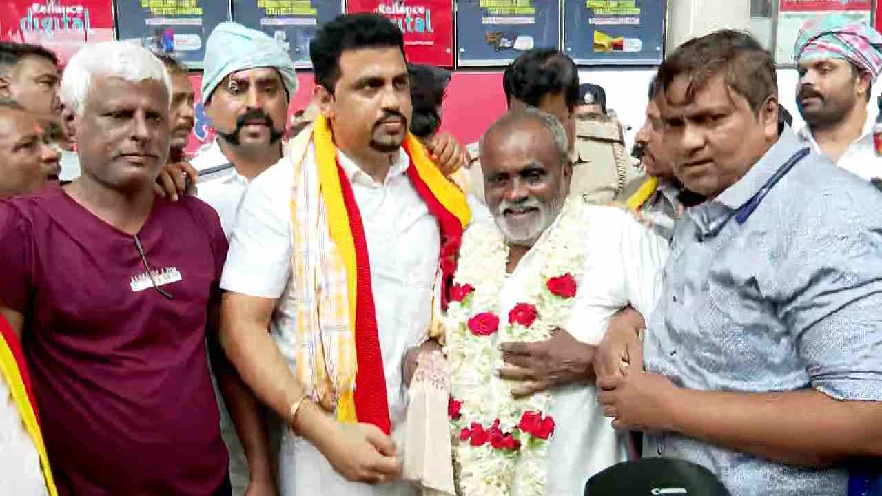 ಅವಮಾನ ಮಾಡಿದವರಿಂದಲೇ ಸನ್ಮಾನ; ಪಂಚೆ ಹಾಕಿಕೊಂಡು ಮಾಲ್ ಸಿಬ್ಬಂದಿಯಿಂದ ಸನ್ಮಾನ ಮಾಡಿಸಿಕೊಂಡ ಫಕೀರಪ್ಪ ಅವಮಾನ ಮಾಡಿದವರಿಂದಲೇ ಸನ್ಮಾನ; ಪಂಚೆ ಹಾಕಿಕೊಂಡು ಮಾಲ್ ಸಿಬ್ಬಂದಿಯಿಂದ ಸನ್ಮಾನ ಮಾಡಿಸಿಕೊಂಡ ಫಕೀರಪ್ಪ
