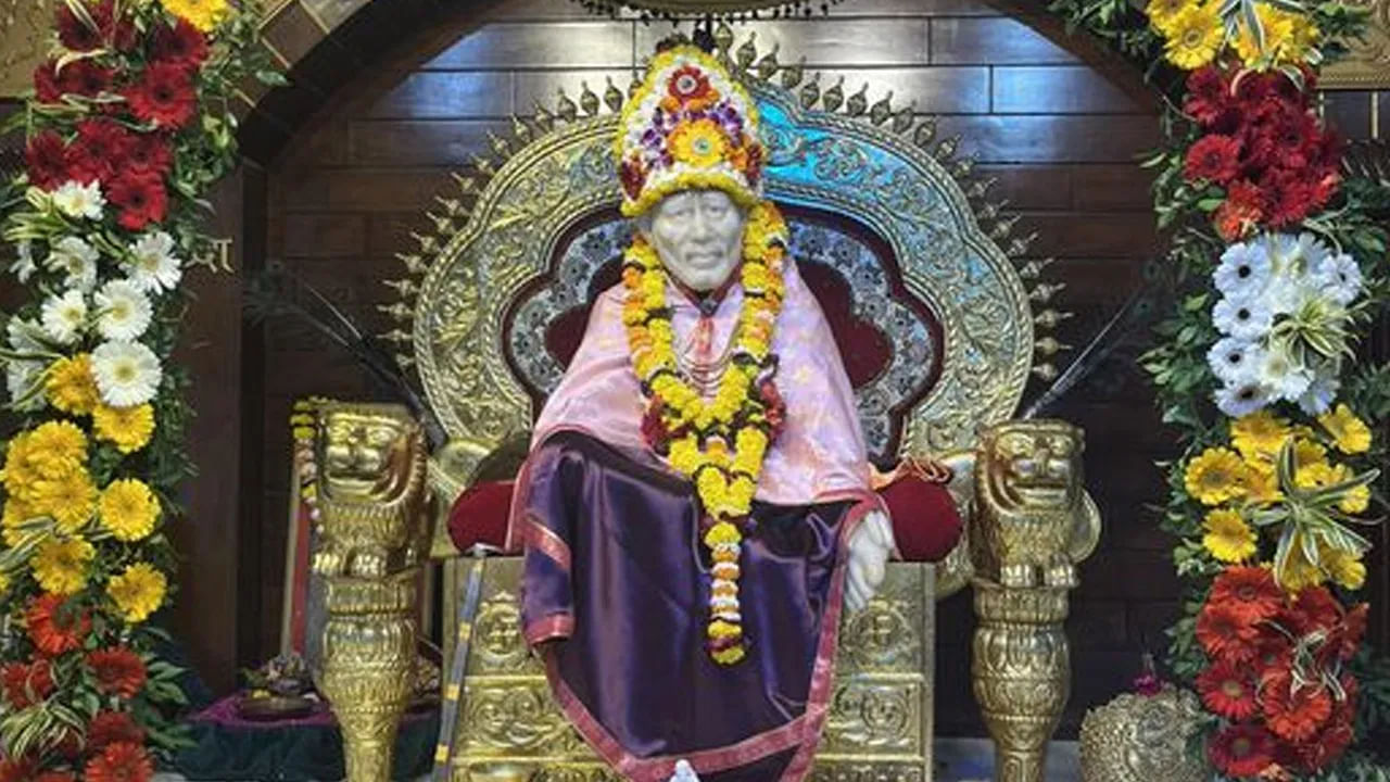 Guru purnima festival: ಗುರು ಪೂರ್ಣಿಮಾ ಎಫೆಕ್ಟ್ -ತಿರುಪತಿ ಹುಂಡಿಗಿಂತ ಹೆಚ್ಚಿನ ಆದಾಯ ಕಂಡ ಶಿರಡಿ ಸಾಯಿಬಾಬಾ ಮಂದಿರ Guru purnima festival: ಗುರು ಪೂರ್ಣಿಮಾ ಎಫೆಕ್ಟ್ -ತಿರುಪತಿ ಹುಂಡಿಗಿಂತ ಹೆಚ್ಚಿನ ಆದಾಯ ಕಂಡ ಶಿರಡಿ ಸಾಯಿಬಾಬಾ ಮಂದಿರ