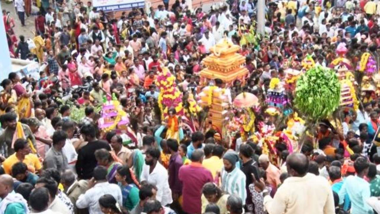 ತಮ್ಮ ತಮ್ಮ ಇಷ್ಟಾರ್ಥ ನೆರವೇರಿದ ಹಿನ್ನಲೆಯಲ್ಲಿ ಭಕ್ತರು ಕಾವಡಿಯನ್ನು ಹೊತ್ತು ತರುವ ಮೂಲಕ ಹರಕೆಯನ್ನು ತೀರಿಸುವುದು ಒಂದು ವೈಶಿಷ್ಟ್ಯವಾಗಿದೆ. ಈ ಹರೋಹರ ಜಾತ್ರೆಯು ಆಷಾಡ ಅಥವಾ ಶ್ರಾವಣ ಮಾಸದಲ್ಲಿ ಕೃತ್ತಿಕೆ ದಿನದಂದು ಎರಡು ದಿನ ಉತ್ಸವವನ್ನು ಆಚರಿಸುತ್ತಾರೆ.  