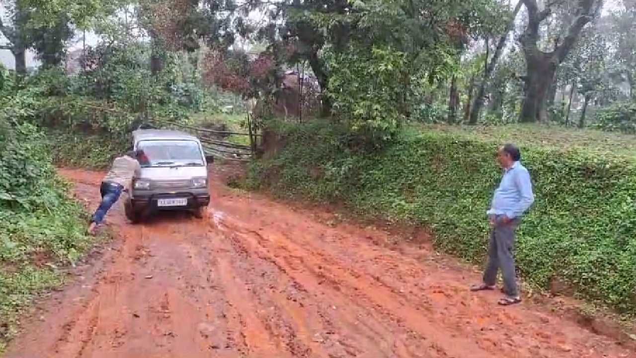 Sakleshpur Bugadahalli villagers repaired the road Hassan News in Kannada