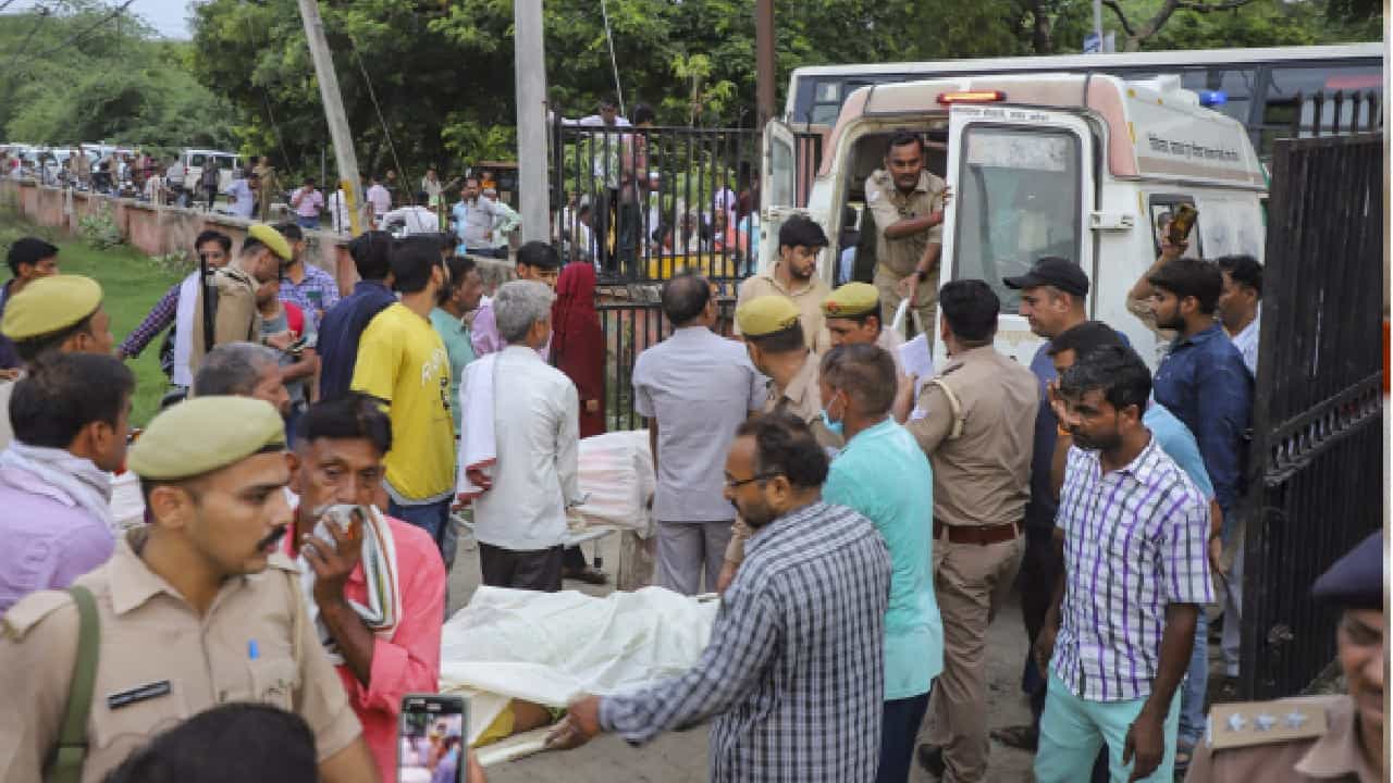 Hathras stampede: ಹತ್ರಾಸ್ ಕಾಲ್ತುಳಿತ; ಹೆಣಗಳ ರಾಶಿ ನೋಡಿ ಹೃದಯಾಘಾತದಿಂದ ಪೊಲೀಸ್ ಸಾವು Hathras stampede: ಹತ್ರಾಸ್ ಕಾಲ್ತುಳಿತ; ಹೆಣಗಳ ರಾಶಿ ನೋಡಿ ಹೃದಯಾಘಾತದಿಂದ ಪೊಲೀಸ್ ಸಾವು