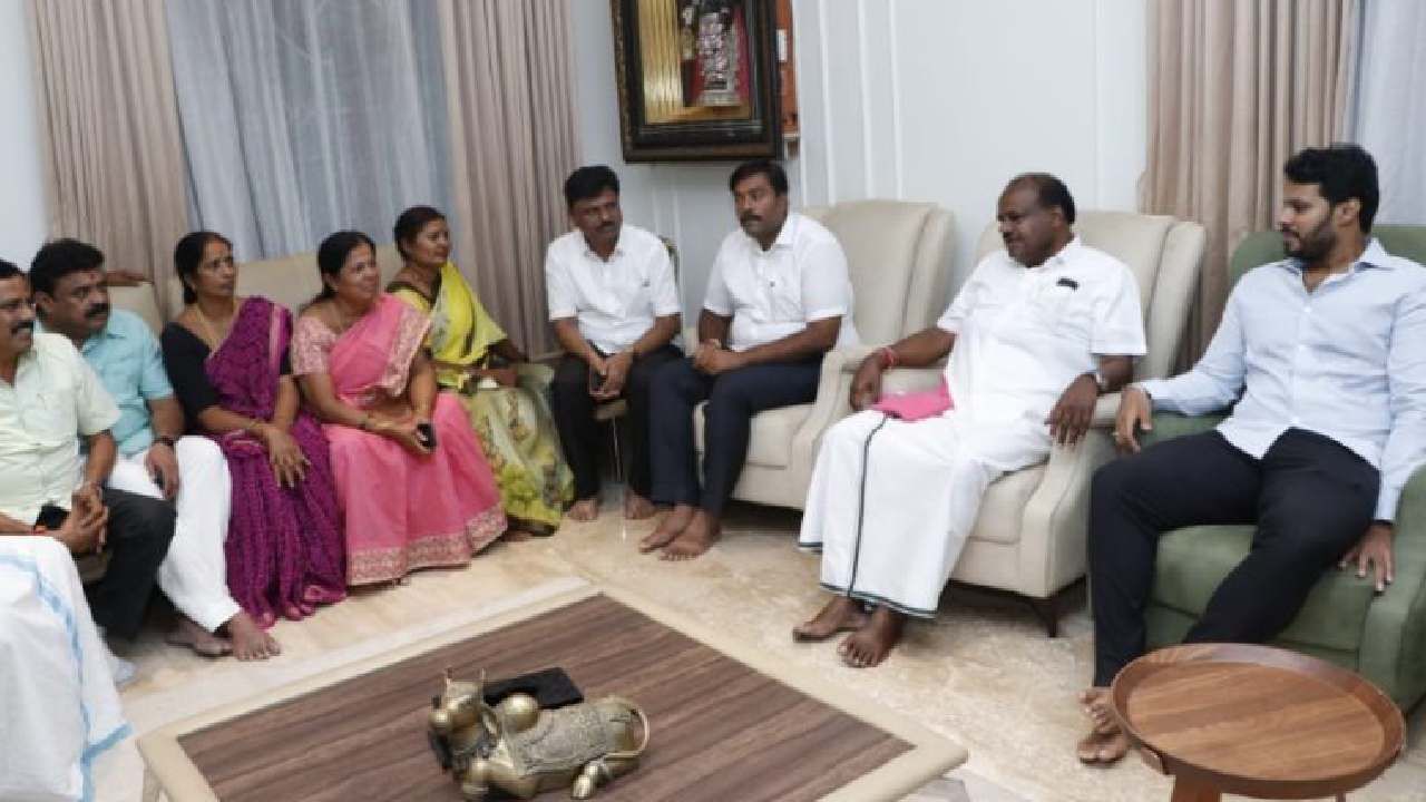 ಚನ್ನಪಟ್ಟಣ ಕ್ಷೇತ್ರದ ಮುಖಂಡರ ಸಭೆ, ಅಭ್ಯರ್ಥಿ ಆಯ್ಕೆ ಬಗ್ಗೆ ರಹಸ್ಯ ಕಾಯ್ದುಕೊಂಡ ಕುಮಾರಸ್ವಾಮಿ ಚನ್ನಪಟ್ಟಣ ಕ್ಷೇತ್ರದ ಮುಖಂಡರ ಸಭೆ, ಅಭ್ಯರ್ಥಿ ಆಯ್ಕೆ ಬಗ್ಗೆ ರಹಸ್ಯ ಕಾಯ್ದುಕೊಂಡ ಕುಮಾರಸ್ವಾಮಿ