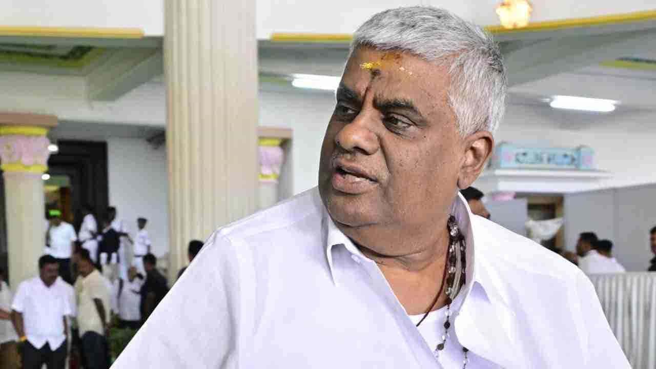 ದೇವಸ್ಥಾನದಲ್ಲಿ ಕಾಲುಜಾರಿ ಬಿದ್ದ ಮಾಜಿ ಸಚಿವ ಹೆಚ್ಡಿ ರೇವಣ್ಣ: ಪಕ್ಕೆಲುಬಿಗೆ ಪೆಟ್ಟು, ಐಸಿಯುನಲ್ಲಿ ಚಿಕಿತ್ಸೆ ದೇವಸ್ಥಾನದಲ್ಲಿ ಕಾಲುಜಾರಿ ಬಿದ್ದ ಮಾಜಿ ಸಚಿವ ಹೆಚ್ಡಿ ರೇವಣ್ಣ: ಪಕ್ಕೆಲುಬಿಗೆ ಪೆಟ್ಟು, ಐಸಿಯುನಲ್ಲಿ ಚಿಕಿತ್ಸೆ