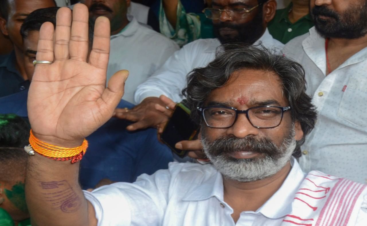 Hemant Soren: ಜಾರ್ಖಂಡ್ ಸಿಎಂ ಸ್ಥಾನಕ್ಕೆ ಚಂಪೈ ಸೊರೇನ್ ರಾಜೀನಾಮೆ; ಸರ್ಕಾರ ರಚಿಸಲಿದ್ದಾರೆ ಹೇಮಂತ್ ಸೊರೇನ್ Hemant Soren: ಜಾರ್ಖಂಡ್ ಸಿಎಂ ಸ್ಥಾನಕ್ಕೆ ಚಂಪೈ ಸೊರೇನ್ ರಾಜೀನಾಮೆ; ಸರ್ಕಾರ ರಚಿಸಲಿದ್ದಾರೆ ಹೇಮಂತ್ ಸೊರೇನ್