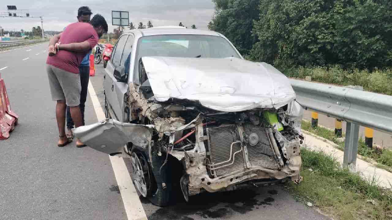 ದೇವನಹಳ್ಳಿ: ಹುಟ್ಟಹಬ್ಬ ಆಚರಿಸಲು ಲಾಗ್ಡ್ರೈವ್ ಹೊರಟಿದ್ದ ಯುವಕರ ವಾಹನ ಅಪಘಾತ, ಇಬ್ಬರು ಸಾವು ದೇವನಹಳ್ಳಿ: ಹುಟ್ಟಹಬ್ಬ ಆಚರಿಸಲು ಲಾಗ್ಡ್ರೈವ್ ಹೊರಟಿದ್ದ ಯುವಕರ ವಾಹನ ಅಪಘಾತ, ಇಬ್ಬರು ಸಾವು