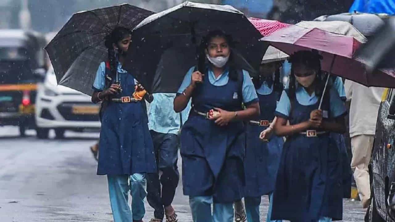 ಭಾರಿ ಮಳೆ; ಉಡುಪಿ, ಉತ್ತರ ಕನ್ನಡದ ಮೂರು ತಾಲೂಕಿನ ಶಾಲೆಗಳಿಗೆ ರಜೆ ಘೋಷಣೆ ಭಾರಿ ಮಳೆ; ಉಡುಪಿ, ಉತ್ತರ ಕನ್ನಡದ ಮೂರು ತಾಲೂಕಿನ ಶಾಲೆಗಳಿಗೆ ರಜೆ ಘೋಷಣೆ