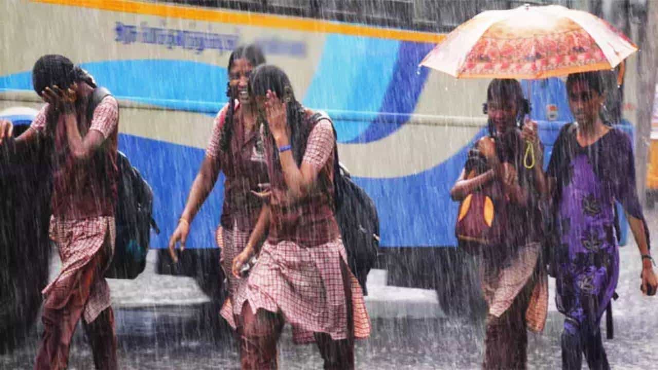 ಕರ್ನಾಟಕದಲ್ಲಿ ಮುಂದುವರಿದ ಮಳೆ ಅಬ್ಬರ: ಜು.25, 26ರಂದು ಈ ಜಿಲ್ಲೆಯ ಶಾಲಾ-ಕಾಲೇಜುಗಳಿಗೆ ರಜೆ ಕರ್ನಾಟಕದಲ್ಲಿ ಮುಂದುವರಿದ ಮಳೆ ಅಬ್ಬರ: ಜು.25, 26ರಂದು ಈ ಜಿಲ್ಲೆಯ ಶಾಲಾ-ಕಾಲೇಜುಗಳಿಗೆ ರಜೆ