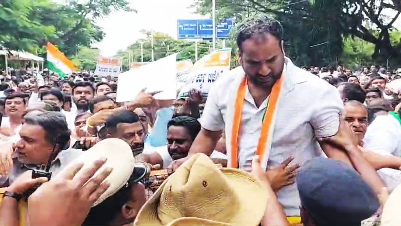 ಕಾಂಗ್ರೆಸ್ ಪ್ರತಿಭಟನೆ ವೇಳೆ ಹೈಡ್ರಾಮ; ಅರೆಸ್ಟ್ ಮಾಡಿ ಎಂದರೂ ಮಾಡದ ಪೊಲೀಸರ ವಿರುದ್ದ ‘ಕೈ’ ನಾಯಕರ ಆಕ್ರೋಶ ಕಾಂಗ್ರೆಸ್ ಪ್ರತಿಭಟನೆ ವೇಳೆ ಹೈಡ್ರಾಮ; ಅರೆಸ್ಟ್ ಮಾಡಿ ಎಂದರೂ ಮಾಡದ ಪೊಲೀಸರ ವಿರುದ್ದ ‘ಕೈ’ ನಾಯಕರ ಆಕ್ರೋಶ