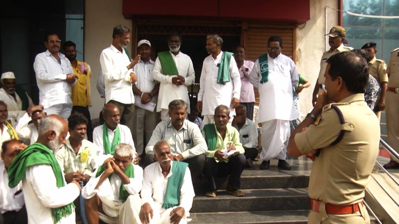ರೈತರ ಹೆಸರಲ್ಲಿನ ಸಾಲದ ಹಣ ಲೂಟಿ ಮಾಡಿದ ಬ್ಯಾಂಕ್ ಮ್ಯಾನೇಜರ್; ಹೋರಾಟದ ಹಾದಿ ಹಿಡಿದ ಅನ್ನದಾತ ರೈತರ ಹೆಸರಲ್ಲಿನ ಸಾಲದ ಹಣ ಲೂಟಿ ಮಾಡಿದ ಬ್ಯಾಂಕ್ ಮ್ಯಾನೇಜರ್; ಹೋರಾಟದ ಹಾದಿ ಹಿಡಿದ ಅನ್ನದಾತ