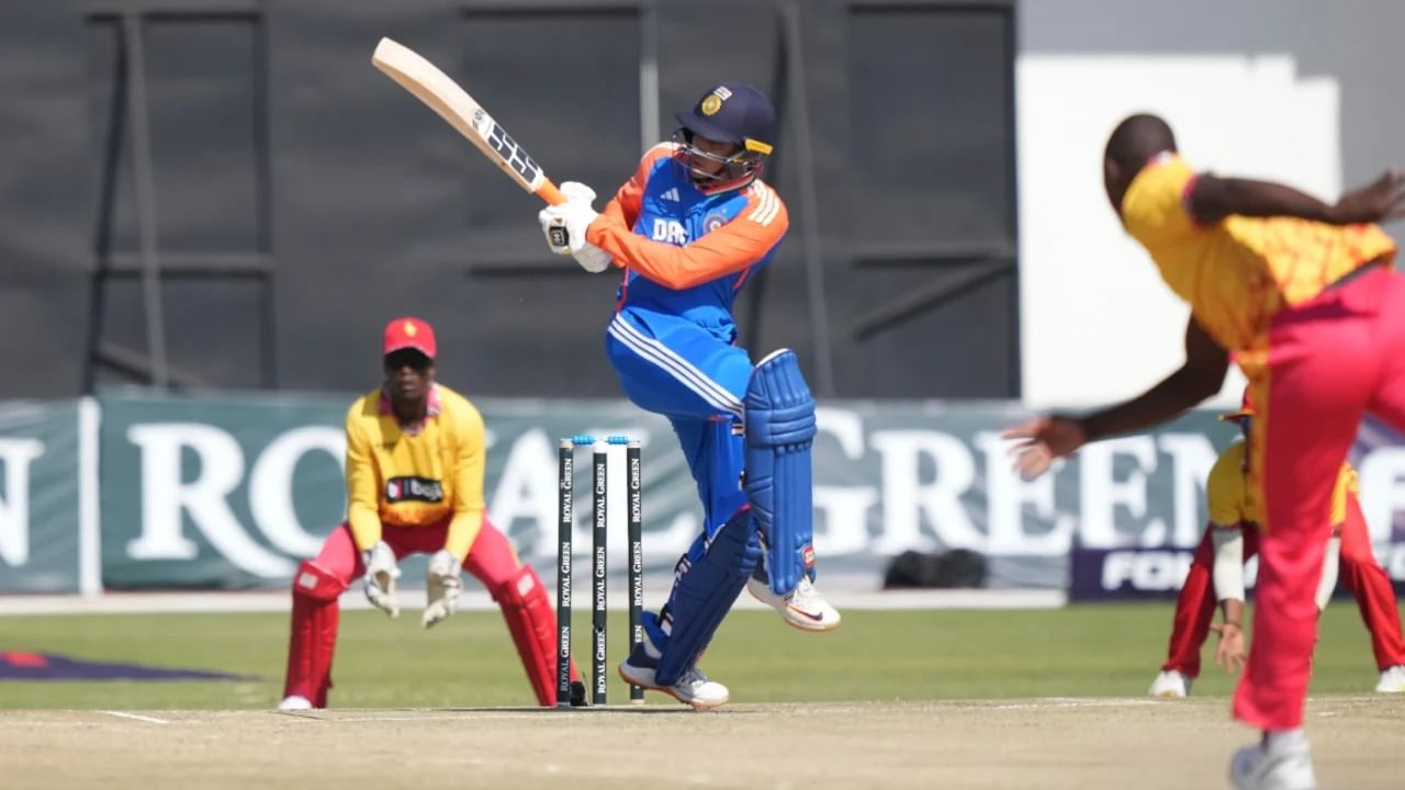 IND vs ZIM: ಹರಾರೆಯ ಸ್ಪೋರ್ಟ್ಸ್ ಕ್ಲಬ್ ಮೈದಾನದಲ್ಲಿ ನಡೆದ ಝಿಂಬಾಬ್ವೆ ವಿರುದ್ಧ 2ನೇ ಟಿ20 ಪಂದ್ಯದಲ್ಲಿ ಟೀಮ್ ಇಂಡಿಯಾ (Team India) ಭರ್ಜರಿ ಜಯ ಸಾಧಿಸಿದೆ. ಈ ಪಂದ್ಯದಲ್ಲಿ ಟಾಸ್ ಗೆದ್ದ ಭಾರತ ತಂಡದ ನಾಯಕ ಶುಭ್​ಮನ್ ಗಿಲ್ ಬ್ಯಾಟಿಂಗ್ ಆಯ್ದುಕೊಂಡಿದ್ದರು. ಅದರಂತೆ ಇನಿಂಗ್ಸ್ ಆರಂಭಿಸಿದ ಟೀಮ್ ಇಂಡಿಯಾಗೆ ಅಭಿಷೇಕ್ ಶರ್ಮಾ ಸ್ಪೋಟಕ ಆರಂಭ ಒದಗಿಸಿದ್ದರು.