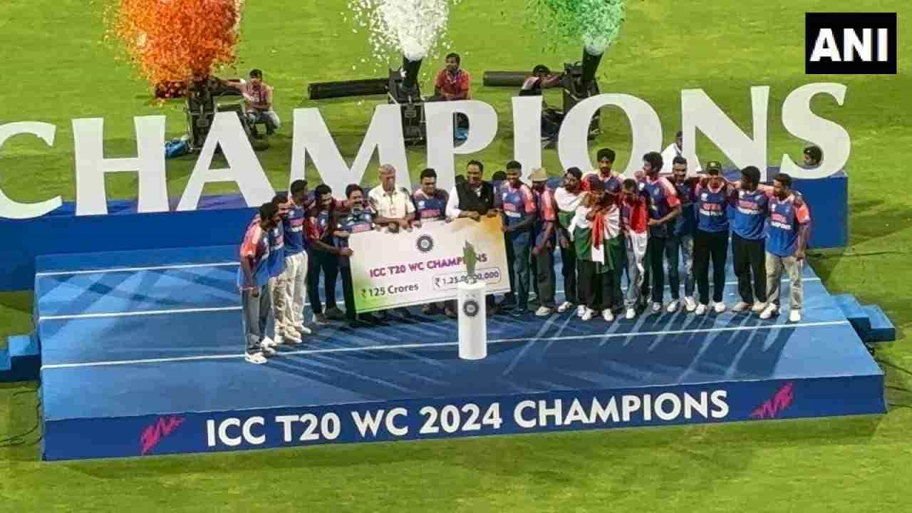 ಟಿ20 ವಿಶ್ವಕಪ್ ಫೈನಲ್ನಲ್ಲಿ ದಕ್ಷಿಣ ಆಫ್ರಿಕಾ ವಿರುದ್ಧ ಭಾರತ ತಂಡ ರೋಚಕ ಗೆಲುವು ದಾಖಲಿಸಿತ್ತು. ಆ ಮೂಲಕ ಬರೋಬ್ಬರಿ 17 ವರ್ಷಗಳ ಬಳಿಕ ಭಾರತ ತಂಡ ಟಿ20 ವಿಶ್ವಕಪ್ ಮುಡಿಗೇರಿಸಿಕೊಂಡಿದೆ.
