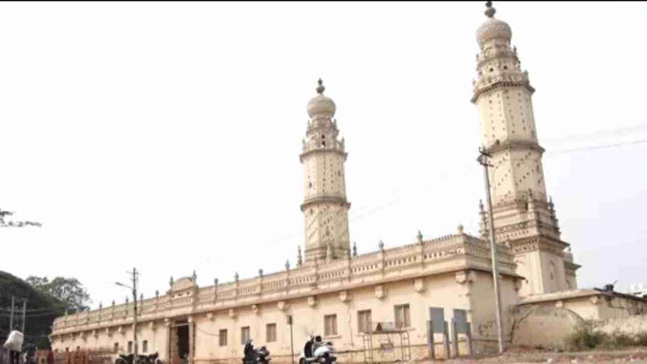 ಮತ್ತೆ ಮುನ್ನೆಲೆಗೆ ಬಂದ ಮಂಡ್ಯ ಜಾಮೀಯಾ ಮಸೀದಿ: ಹೈಕೋರ್ಟ್ನಲ್ಲಿ ದಾವೆ ಹೂಡಿದ ಹನುಮ ಭಕ್ತರು ಮತ್ತೆ ಮುನ್ನೆಲೆಗೆ ಬಂದ ಮಂಡ್ಯ ಜಾಮೀಯಾ ಮಸೀದಿ: ಹೈಕೋರ್ಟ್ನಲ್ಲಿ ದಾವೆ ಹೂಡಿದ ಹನುಮ ಭಕ್ತರು