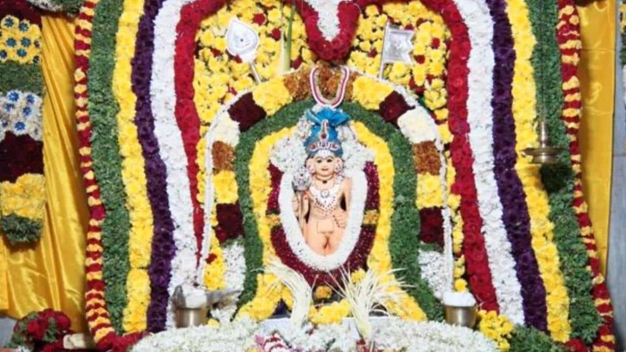 ಮಲೆನಾಡಿನ ಹೆಬ್ಬಾಗಿಲು ಶಿವಮೊಗ್ಗದ ಗುಡ್ಡೇಕಲ್ ಬಾಲಸುಬ್ರಹ್ಮಣ್ಯನಿಗೆ ಎರಡು ದಿನಗಳ ಅಡಿಕೃತ್ತಿಗೆ ಹರೋಹರ ಜಾತ್ರೆ ಅದ್ಧೂರಿಯಾಗಿ ನಡೆಯಿತು. ತಮಿಳು ಸಮಾಜದವರು ಆಚರಿಸುವ ಈ ಜಾತ್ರೆಯಲ್ಲಿ ಹತ್ತು ಹಲವು ವಿಶೇಷತೆಗಳಿಂದ ಕೂಡಿತ್ತು. ಬಾಲಸುಬ್ರಹ್ಮಣ್ಯನಿಗೆ ವಿಶಿಷ್ಟವಾಗಿ ಭಕ್ತರು ಹರಿಕೆ ತೀರಿಸಿದ್ದಾರೆ.