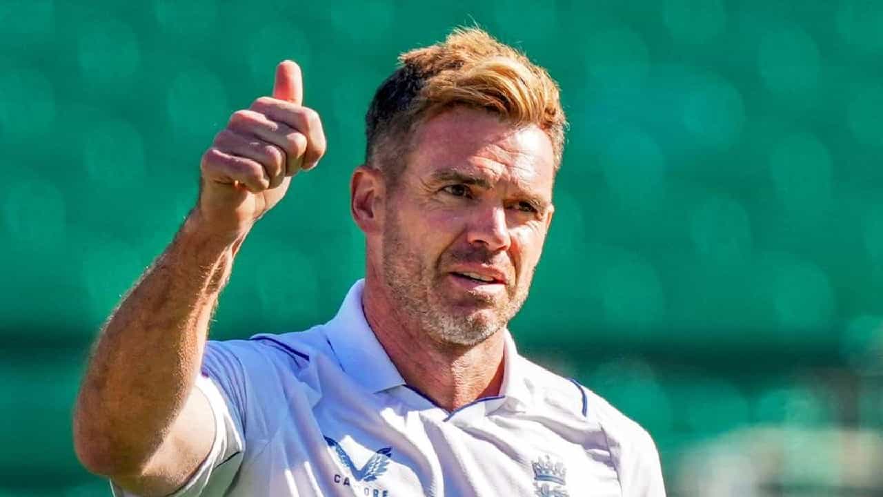 ಇಂಗ್ಲೆಂಡ್ ತಂಡದ ವೇಗದ ಬೌಲರ್ ಜೇಮ್ಸ್ ಅ್ಯಂಡರ್ಸನ್ (James Anderson) ಅಂತಾರಾಷ್ಟ್ರೀಯ ಕ್ರಿಕೆಟ್ಗೆ ನಿವೃತ್ತಿ ಘೋಷಿಸಿದ್ದಾರೆ. 2002 ರಲ್ಲಿ ಇಂಟರ್ನ್ಯಾಷನಲ್ ಕ್ರಿಕೆಟ್ ಕೆರಿಯರ್ ಆರಂಭಿಸಿದ್ದ ಅ್ಯಂಡರ್ಸನ್ ಇದೀಗ 22 ವರ್ಷಗಳ ಬಳಿಕ ಗುಡ್ ಬೈ ಹೇಳಿದ್ದಾರೆ. ಅದು ಕೂಡ ಮೂರು ವಿಶ್ವ ದಾಖಲೆಗಳನ್ನು ಬರೆಯುವ ಹೊಸ್ತಿಲಲ್ಲಿರುವಾಗ ಎಂಬುದು ವಿಶೇಷ.