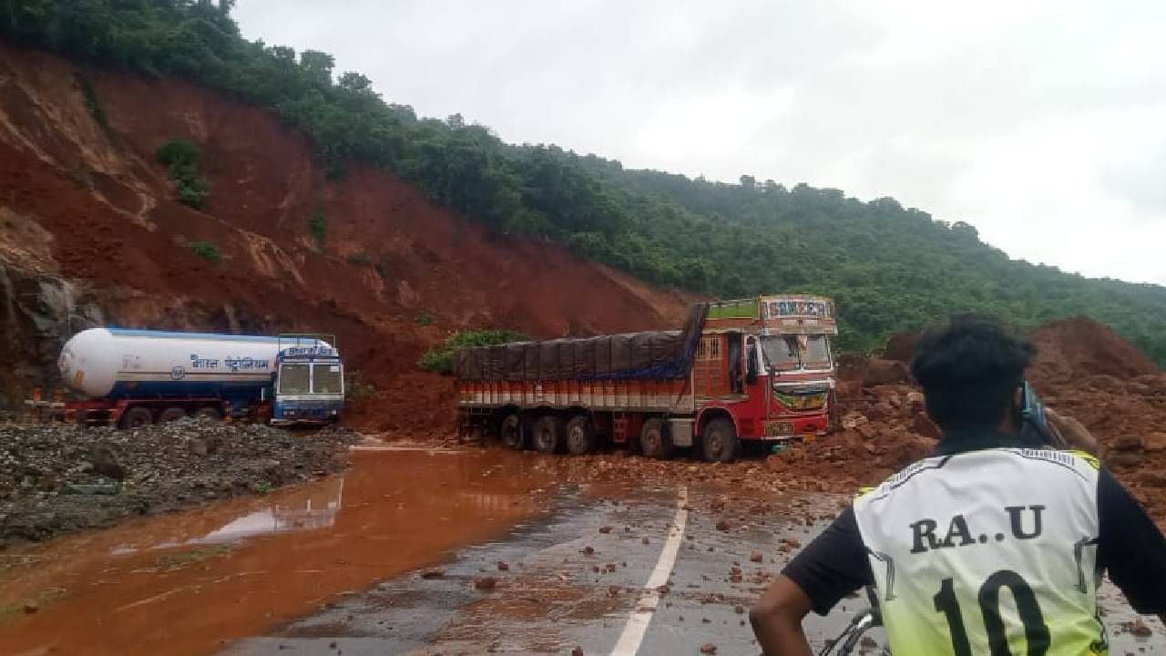 ಉತ್ತರ ಕನ್ನಡ: ಭಾರಿ ಮಳೆಯಿಂದ ಗುಡ್ಡ ಕುಸಿದು 7 ಜನ ದುರ್ಮರಣ ಉತ್ತರ ಕನ್ನಡ: ಭಾರಿ ಮಳೆಯಿಂದ ಗುಡ್ಡ ಕುಸಿದು 7 ಜನ ದುರ್ಮರಣ
