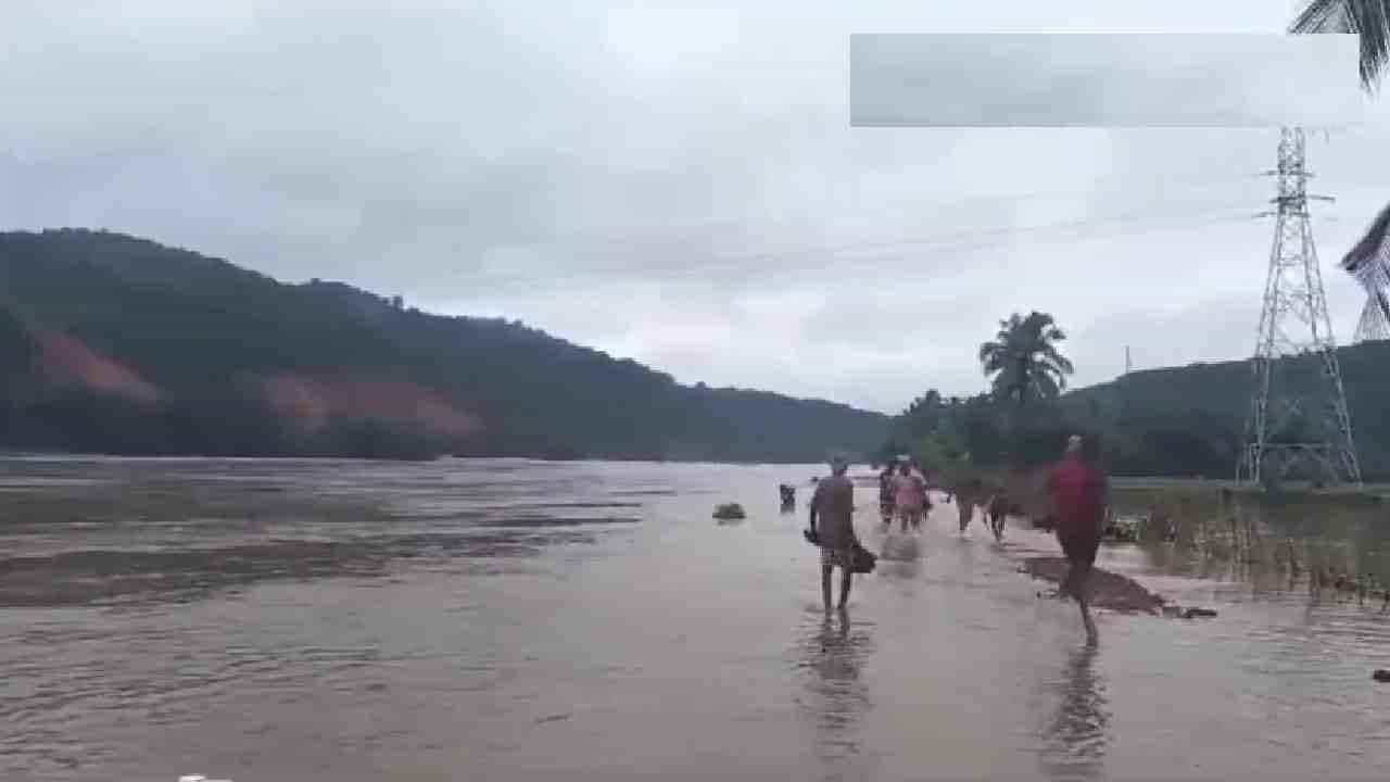 ಶಿರೂರು ಗುಡ್ಡ ಕುಸಿತ; ಉಳುವೆರೆ ಗ್ರಾಮದಲ್ಲಿ ಜೀವ ಭಯದಲ್ಲಿ ದಿಕ್ಕಾಪಾಲಾಗಿ ಓಡಿದ ಜನ, ವಿಡಿಯೋ ಸೆರೆ ಶಿರೂರು ಗುಡ್ಡ ಕುಸಿತ; ಉಳುವೆರೆ ಗ್ರಾಮದಲ್ಲಿ ಜೀವ ಭಯದಲ್ಲಿ ದಿಕ್ಕಾಪಾಲಾಗಿ ಓಡಿದ ಜನ, ವಿಡಿಯೋ ಸೆರೆ