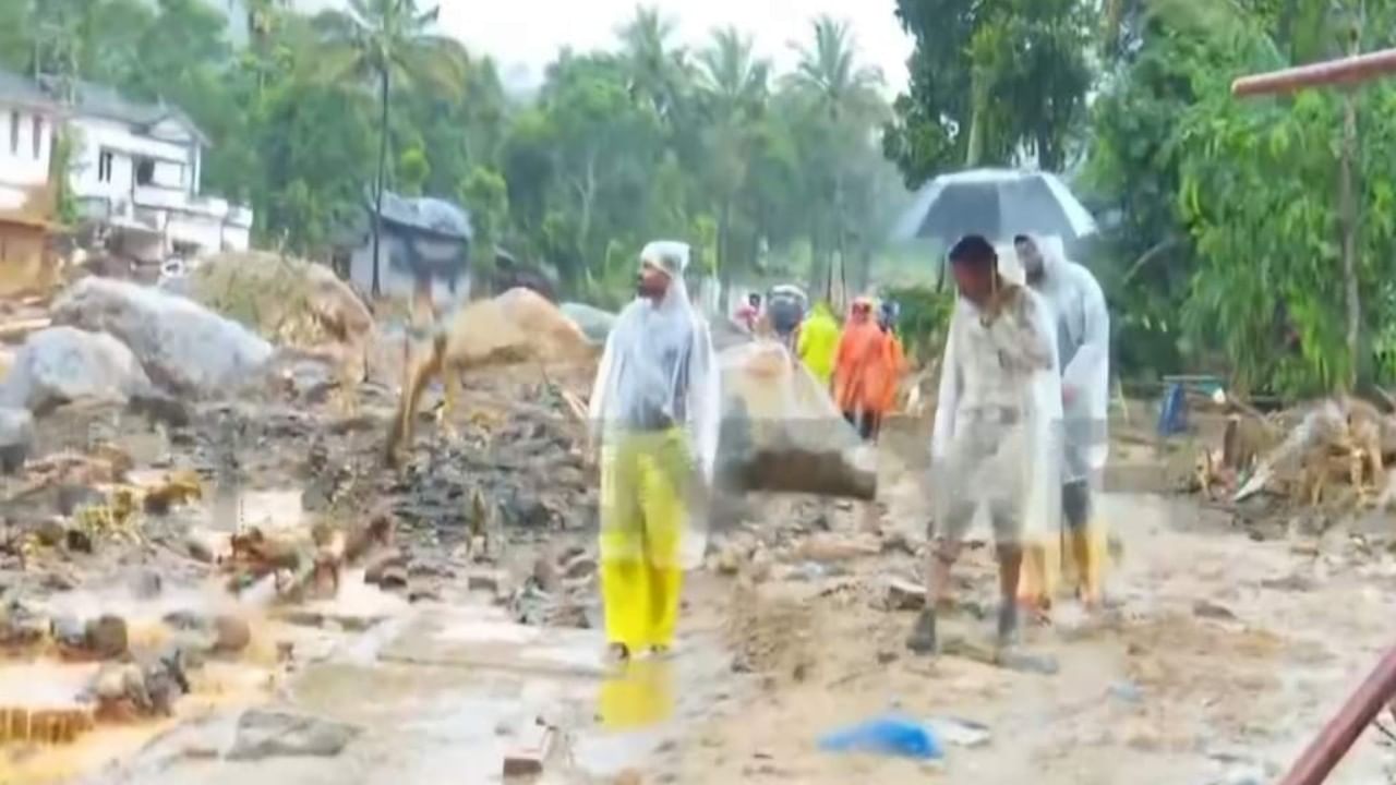 ಭಾರತೀಯ ವಾಯುಪಡೆಯ ಎರಡು ಹೆಲಿಕಾಪ್ಟರ್‌ಗಳನ್ನು ಕೂಡ ಸಜ್ಜುಗೊಳಿಸಲಾಗಿದೆ ಎಂದು ಕೇರಳ ಮುಖ್ಯಮಂತ್ರಿ ಪಿಣರಾಯಿ ವಿಜಯನ್ ಅವರ ಕಚೇರಿಯ ಹೇಳಿಕೆ ತಿಳಿಸಿದೆ. ಈ ಪ್ರದೇಶದಲ್ಲಿ ಇಂಟರ್ನೆಟ್ ಸಂಪರ್ಕವಿಲ್ಲದ ಕಾರಣ ರಕ್ಷಣಾ ಪ್ರಯತ್ನಗಳು ಸವಾಲಾಗಿಯೇ ಉಳಿದಿವೆ ಎಂದು ರಕ್ಷಣಾ ಅಧಿಕಾರಿಯೊಬ್ಬರು ತಿಳಿಸಿದ್ದಾರೆ.