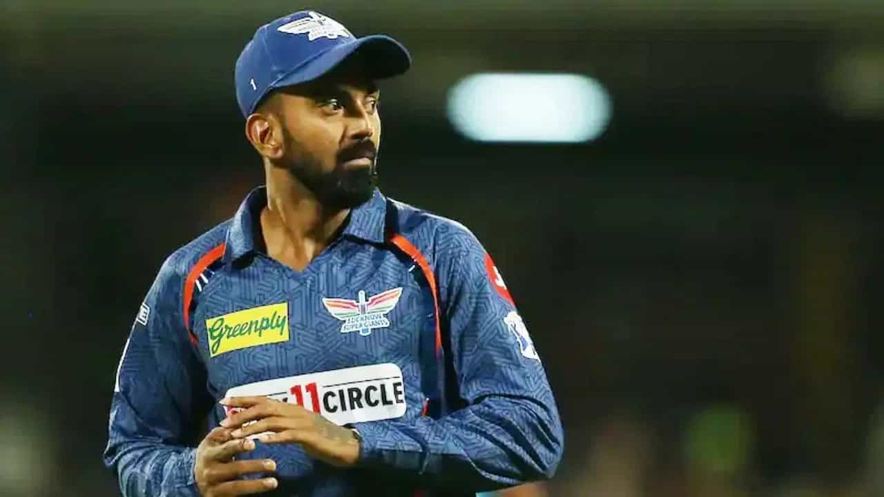 ಲಕ್ನೋ ಸೂಪರ್ ಜೈಂಟ್ಸ್ ತಂಡದ ನಾಯಕ ಕೆಎಲ್ ರಾಹುಲ್ ಐಪಿಎಲ್ (IPL 2025) ಸೀಸನ್ 18 ರ ಮೆಗಾ ಹರಾಜಿನಲ್ಲಿ ಕಾಣಿಸಿಕೊಳ್ಳಲಿದ್ದಾರೆ ಎಂದು ವರದಿಯಾಗಿದೆ. ಲಕ್ನೋ ತಂಡದಿಂದ ರಾಹುಲ್ ಹೊರಬರುವುದು ಬಹುತೇಕ ಖಚಿತವಾಗಿದ್ದು, ಅದರಂತೆ ಅವರು ಮುಂದಿನ ಆಕ್ಷನ್ಗೆ ಹೆಸರು ನೀಡಲಿದ್ದಾರೆ ಎಂದು ದೈನಿಕ್ ಜಾಗರಣ್ ವರದಿ ಮಾಡಿದೆ.