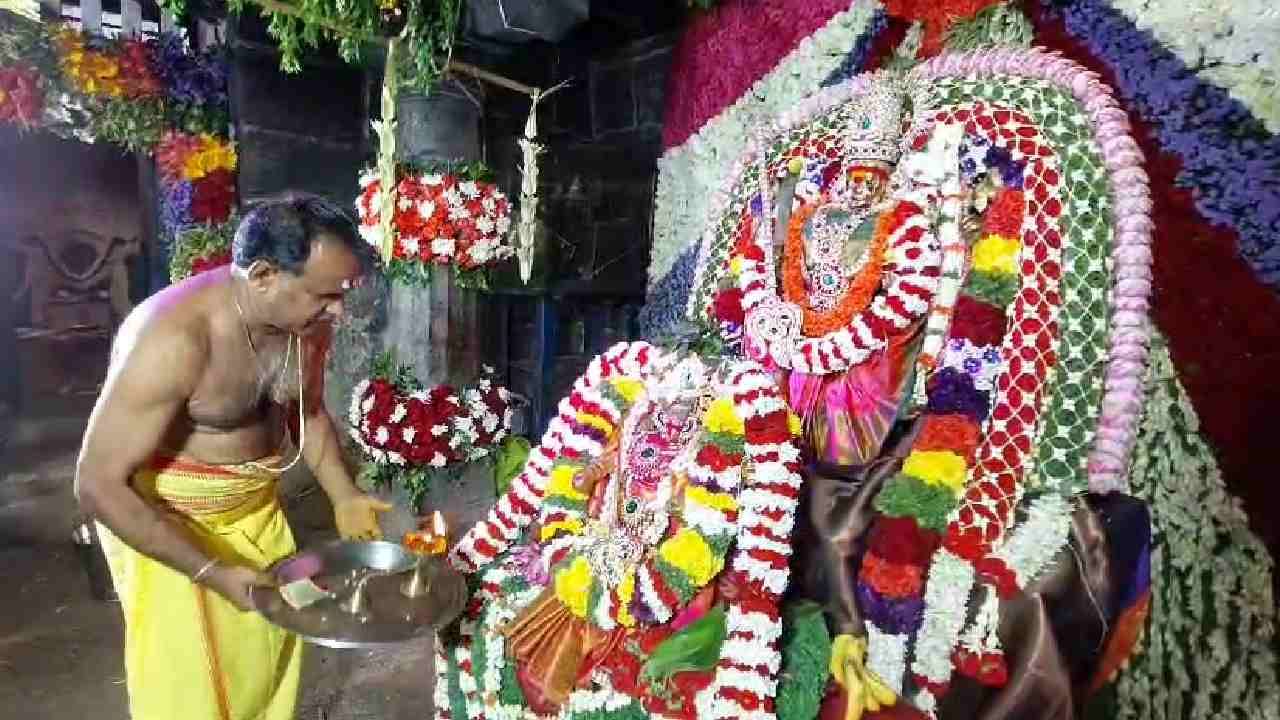 ಕೋಲಾರಮ್ಮ ಜನ್ಮದಿನೋತ್ಸವ ಹಿನ್ನೆಲೆ ದೇವಾಲಯಕ್ಕೆ ಜನ ಸಾಗರ ಹರಿದು ಬಂದಿದ್ದು ಸರತಿ ಸಾಲಿನಲ್ಲಿ ನಿಂತು ಸಾವಿರಾರು ಭಕ್ತರು ದೇವಿಯ ದರ್ಶನ ಪಡೆಯುತ್ತಿದ್ದಾರೆ. ದೇವಾಲಯಕ್ಕೆ ಭಕ್ತರಿಂದ ಅದ್ದೂರಿ ಹೂವಿನ ಅಲಂಕಾರ ಮಾಡಲಾಗಿದೆ. 