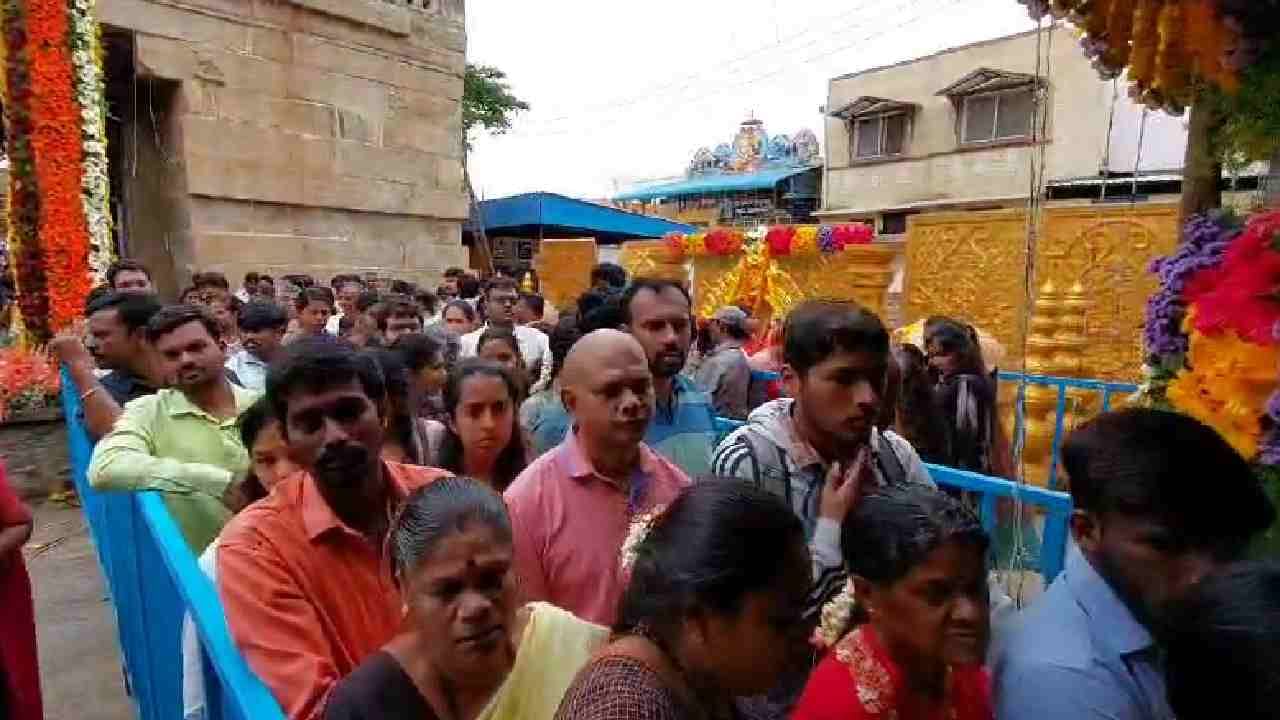 ಕೋಲಾರಮ್ಮ ಮೈಸೂರಿನ ಚಾಮುಂಡಿಬೆಟ್ಟದಲ್ಲಿ ನೆಲೆಸಿರುವ ಚಾಮುಂಡೇಶ್ವರಿಯ ಸಹೋದರಿ ಎಂದು ಹೇಳಲಾಗುತ್ತೆ. ಸುಮಾರು 4 ಅಡಿ ಎತ್ತರದ ಶಿಲೆಯಲ್ಲಿ ತಾಯಿಯ ರೂಪ ಅರಳಿದೆ.