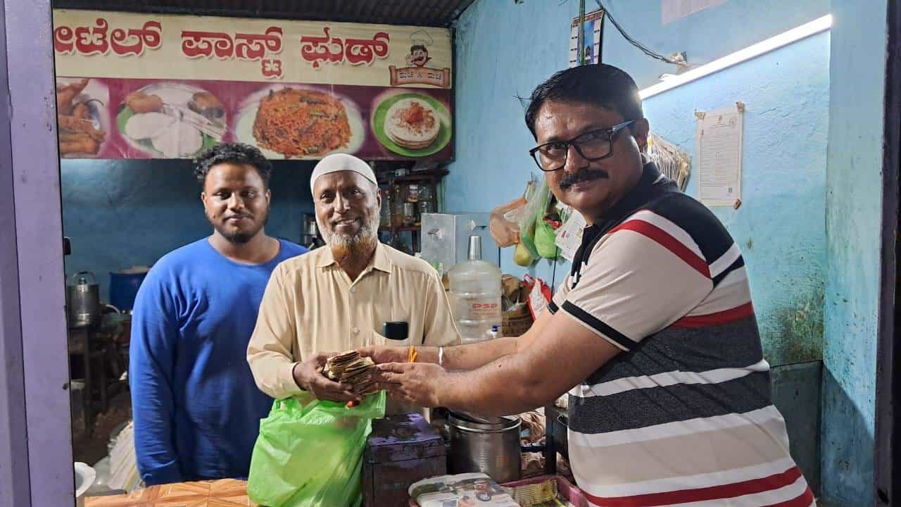 ಗ್ರಾಹಕನಿಗೆ ತಿಂಡಿ ಪಾರ್ಸಲ್ ಬದಲಿಗೆ 50 ಸಾವಿರ ರೂ. ಹಣವಿದ್ದ ಕವರ್ ನೀಡಿದ ಹೋಟೆಲ್ ಮಾಲೀಕ! ಗ್ರಾಹಕನಿಗೆ ತಿಂಡಿ ಪಾರ್ಸಲ್ ಬದಲಿಗೆ 50 ಸಾವಿರ ರೂ. ಹಣವಿದ್ದ ಕವರ್ ನೀಡಿದ ಹೋಟೆಲ್ ಮಾಲೀಕ!