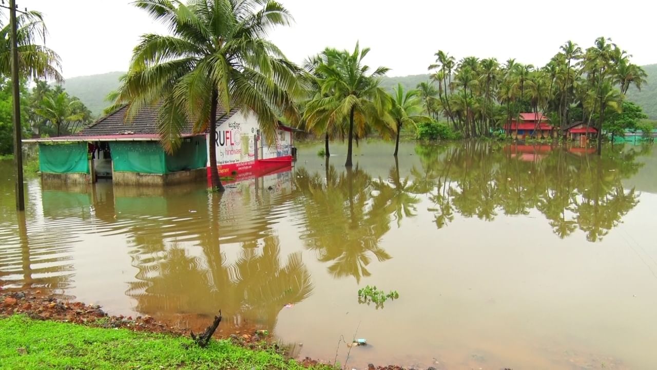 ಕಾರವಾರ ತಾಲೂಕಿನ ಚೆಂಡಿಯಾ ಗ್ರಾಮದ ಮನೆಗಳಂತೂ ನೀರಿನ ನಡುಗಡ್ಡೆಗಳಂತೆ ಕಾಣಿಸುತ್ತಿವೆ. ರಾಷ್ಟ್ರೀಯ ಹೆದ್ದಾರಿಯ ಅವೈಜ್ಞಾನಿಕ ಕಾಮಗಾರಿಗೆ ಇಲ್ಲಿನ ಜನ ಮಳೆ ನೀರಿನಲ್ಲೇ ವಾಸಿಸಬೇಕಾದ ದುಸ್ಥಿತಿ ಎದುರಾಗಿದೆ. ಇಂದು ಬೆಳ್ಳಂಬೆಳಗ್ಗೆಯೇ ನಾಲ್ಕೈದು ಮನೆಗಳು ಜಲಾವೃತವಾಗಿದ್ದು, ಇಲ್ಲಿನ ಜನ ನೀರಿನಲ್ಲೇ ಓಡಾಡ್ತಿದ್ದಾರೆ.