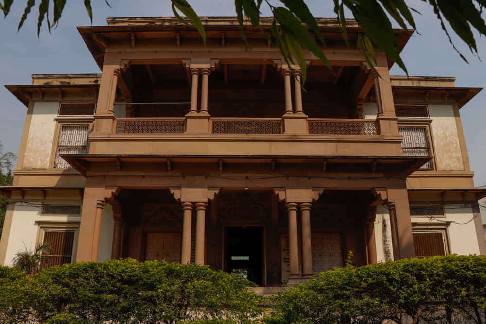 Bharat Mata Temple Varanasi: ವಾರಣಾಸಿ ಗೊತ್ತಲ್ಲ ಪೌರಾಣಿಕ ನಗರಿ. ಅದು ಹಿಂದೂ ಧರ್ಮದ ದೇವಾನುದೇವತೆಗಳ ತವರು ಎನ್ನಬಹುದು. ಸ್ಥಳ ಮಾಹಾತ್ಮೆಯನ್ನು ಅದ್ಭುತ ಎನ್ನಿಸುವಷ್ಟು ಭೌಗೋಳಿಕವಾಗಿಯೂ ಸೊಗಸಾಗಿದೆ. ಇಲ್ಲಿ ದೇವ-ದೇವತೆ ಇಲ್ಲದ ದೇವಸ್ಥಾನವೇ ಇಲ್ಲ. ಆದರೆ ಅಲ್ಲೊಂದು ಮಂದಿರವಿದೆ. ಅಲ್ಲಿ ಯಾವುದೇ ದೇವರು ಇಲ್ಲ. ಆದರೆ ಅಲ್ಲಿರುವುದು ಇಡೀ ಭಾರತೀಯರೆಲ್ಲರೂ ಎದ್ದುನಿಂತು ಸೆಲ್ಯೂಟ್ ಹೊಡೆಯುವ ದೇವತೆ ದೇದೀಪ್ಯಮಾನವಾಗಿ ಪ್ರಜ್ವಲಿಸುತ್ತದ್ದಾಳೆ. ಬನ್ನಿ ಹಾಗಾದರೆ ಯಾವುದಪ್ಪಾ ಆ ಮಹಾನ್ ದೇವಸ್ಥಾನ ಎಂದು ನೋಡಿಬರೋಣ. ಕೈಮುಗಿದು ಬರೋಣ.