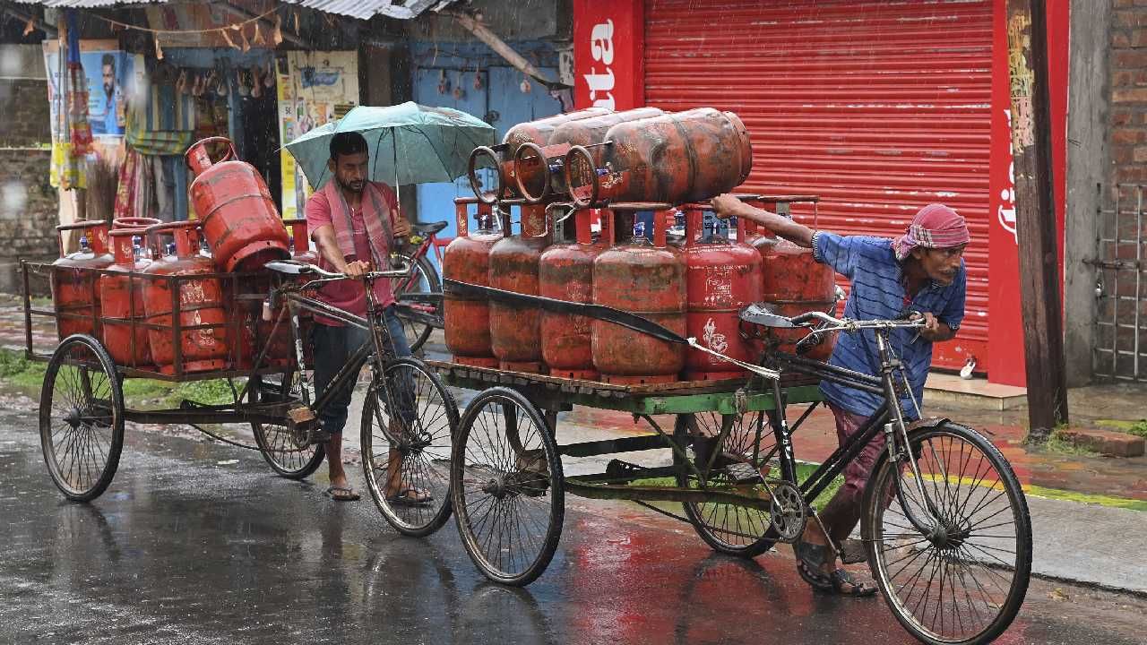 LPG Cylinder Price: ದೇಶದ ಜನತೆಗೆ ಸಿಹಿ ಸುದ್ದಿ, ಎಲ್​​ಪಿಜಿ ಸಿಲಿಂಡರ್​ ​ಬೆಲೆ ಇಳಿಕೆ !