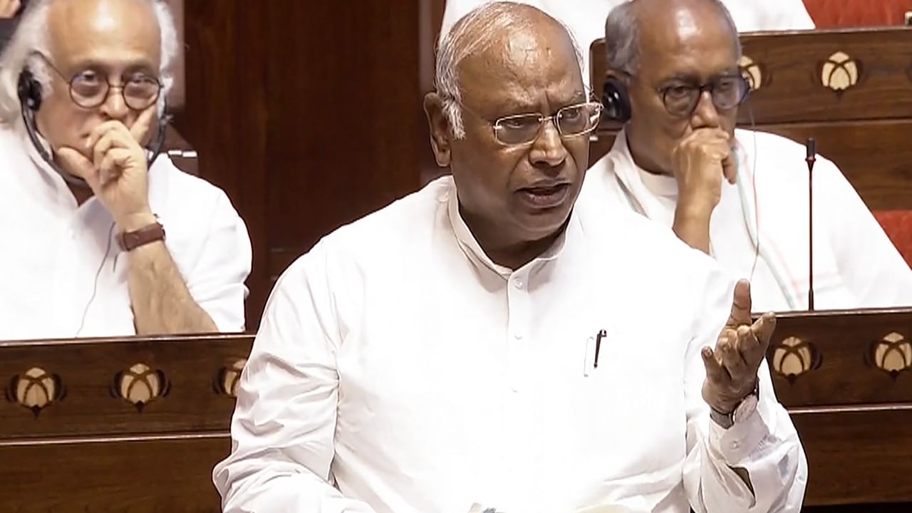 ಭಾರತೀಯ ರೈಲ್ವೇಯಲ್ಲಿ ಉಂಟಾಗಿರುವ ಬೃಹತ್ ಲೋಪಗಳಿಗೆ ಪಿಎಂ ಮೋದಿ ಹೊಣೆ ಹೊರಬೇಕು: ಖರ್ಗೆ ಭಾರತೀಯ ರೈಲ್ವೇಯಲ್ಲಿ ಉಂಟಾಗಿರುವ ಬೃಹತ್ ಲೋಪಗಳಿಗೆ ಪಿಎಂ ಮೋದಿ ಹೊಣೆ ಹೊರಬೇಕು: ಖರ್ಗೆ