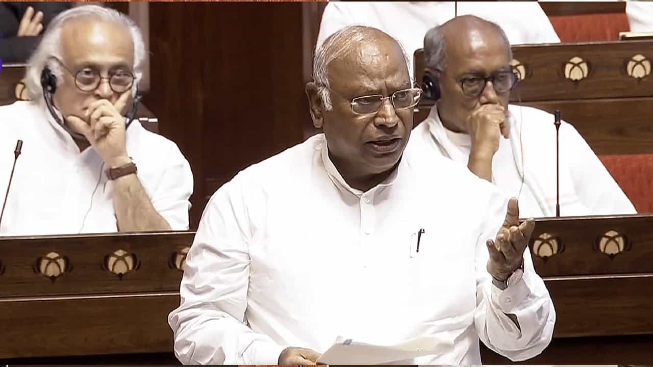ರಾಜ್ಯಸಭೆಯಲ್ಲಿ ಬಿರುಗಾಳಿ ಎಬ್ಬಿಸಿದ ಮಲ್ಲಿಕಾರ್ಜುನ ಖರ್ಗೆ; ಅಗ್ನಿವೀರ್ ಯೋಜನೆ ರದ್ದುಗೊಳಿಸುವಂತೆ ಒತ್ತಾಯ ರಾಜ್ಯಸಭೆಯಲ್ಲಿ ಬಿರುಗಾಳಿ ಎಬ್ಬಿಸಿದ ಮಲ್ಲಿಕಾರ್ಜುನ ಖರ್ಗೆ; ಅಗ್ನಿವೀರ್ ಯೋಜನೆ ರದ್ದುಗೊಳಿಸುವಂತೆ ಒತ್ತಾಯ