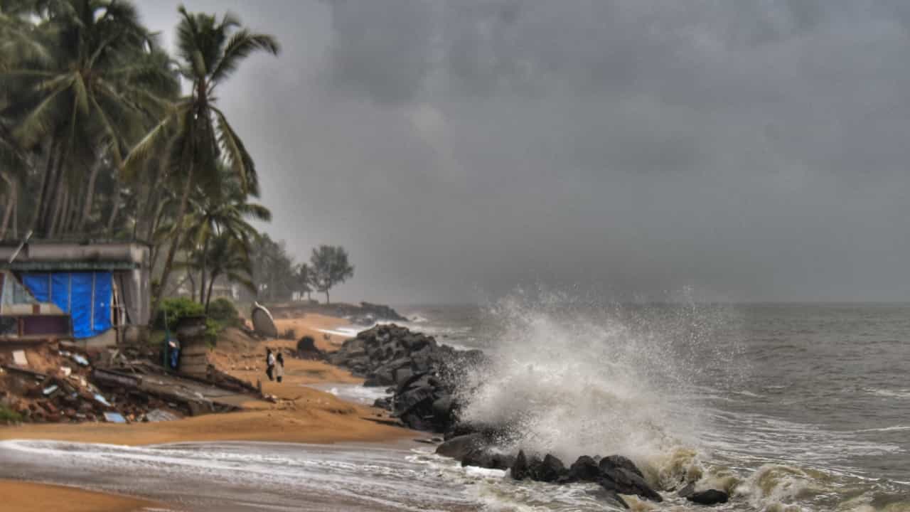 ದಕ್ಷಿಣ ಕನ್ನಡ ಜಿಲ್ಲೆಯದ್ಯಂತ ಭಾರಿ ಮಳೆ: ಶಾಲೆ, ಕಾಲೇಜುಗಳಿಗೆ ರಜೆ ಘೋಷಣೆ ದಕ್ಷಿಣ ಕನ್ನಡ ಜಿಲ್ಲೆಯದ್ಯಂತ ಭಾರಿ ಮಳೆ: ಶಾಲೆ, ಕಾಲೇಜುಗಳಿಗೆ ರಜೆ ಘೋಷಣೆ
