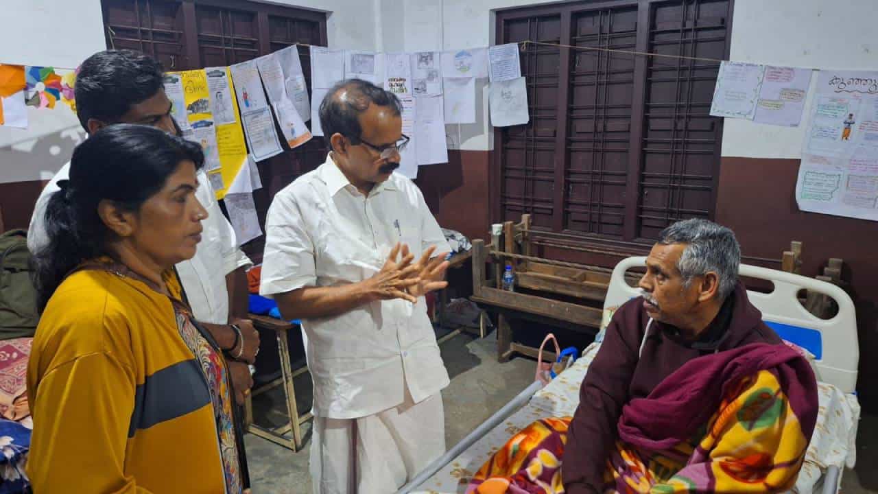 ಕೇರಳದ ವಯನಾಡು ಜಿಲ್ಲೆಯಲ್ಲಿ ಸಂಭವಿಸಿದ ಭೂಕುಸಿತ ಪರಿಸ್ಥಿತಿಯನ್ನು ಪ್ರಧಾನಿ ನರೇಂದ್ರ ಮೋದಿ ಸೂಕ್ಷ್ಮವಾಗಿ ಗಮನಿಸುತ್ತಿದ್ದಾರೆ ಎಂದು ಕೇಂದ್ರ ಸಚಿವ ಜಾರ್ಜ್ ಕುರಿಯನ್ ಹೇಳಿದ್ದಾರೆ. ಸಂತ್ರಸ್ತರ ರಕ್ಷಣಾ ಕಾರ್ಯಗಳಿಗಾಗಿ ರಾಜ್ಯಕ್ಕೆ ಸಾಧ್ಯವಿರುವ ಎಲ್ಲ ನೆರವು ನೀಡಲು ಕೇಂದ್ರ ಸರ್ಕಾರ ಸಿದ್ಧವಿದೆ ಎಂದು ಹೇಳಿದರು.