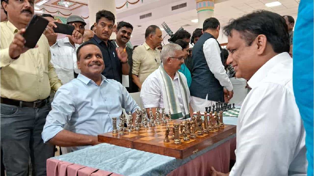 ವಿಧಾನಸಭೆ ಇತಿಹಾಸದಲ್ಲಿ ಇದೇ ಮೊದಲ ಬಾರಿಗೆ ಲೆಜಿಸ್ಲೇಜರ್ ಕಪ್-2024 ಚೆಸ್ ಪಂದ್ಯಾವಳಿ ಆಯೋಜಿಸಲಾಗಿದ್ದು,
ಒಟ್ಟು 6 ಸುತ್ತುಗಳಲ್ಲಿ ಪಂದ್ಯಗಳು ನಡೆದಿದ್ದವು. ಈ ಟೂರ್ನಿಯಲ್ಲಿ ಕಾಂಗ್ರೆಸ್ ಶಾಸಕ ಅಜಯ್ ಸಿಂಗ್ ಚಾಂಪಿಯನ್ ಆಗಿದ್ದರೆ, ಖಾನಾಪುರ ಶಾಸಕ ವಿಠ್ಠಲ್ ಸೋಮಣ್ಣ ಹಲಗೇಕರ್ ರನರ್ ಅಪ್ ಅಗಿದ್ದಾರೆ. ಇನ್ನು ಪ್ರತಾಪ್ ಸಿಂಹ ನಾಯಕ್ ತೃತೀಯ ಸ್ಥಾನಕ್ಕೆ ತೃಪ್ತಿಪಟ್ಟುಕೊಂಡಿದ್ದಾರೆ.