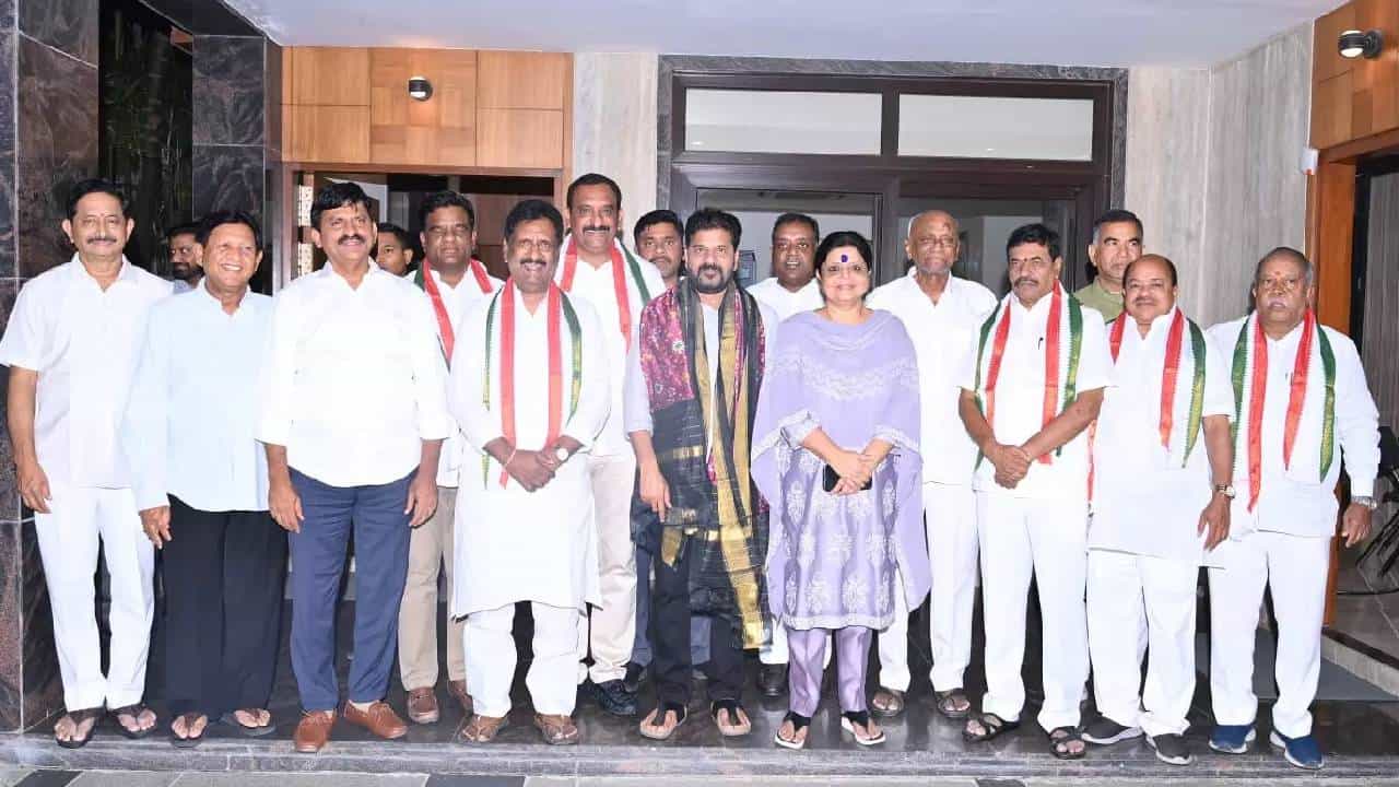 Telangana Politics: ತೆಲಂಗಾಣದಲ್ಲಿ ಬಿಆರ್ಎಸ್ಗೆ ಆಘಾತ, 6 ಎಂಎಲ್ಸಿಗಳು ಕಾಂಗ್ರೆಸ್ಗೆ ಸೇರ್ಪಡೆ Telangana Politics: ತೆಲಂಗಾಣದಲ್ಲಿ ಬಿಆರ್ಎಸ್ಗೆ ಆಘಾತ, 6 ಎಂಎಲ್ಸಿಗಳು ಕಾಂಗ್ರೆಸ್ಗೆ ಸೇರ್ಪಡೆ