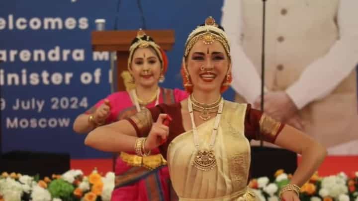 ಕೇವಲ ಭಾರತೀಯ ಸಂಜಾತರು ಮಾತ್ರವಲ್ಲ, ರಷ್ಯನ್ನರಲ್ಲೂ ಪ್ರಧಾನಿ ಮೋದಿಯವರನ್ನು ಕಾಣಲು ರೋಮಾಂಚನ! ಕೇವಲ ಭಾರತೀಯ ಸಂಜಾತರು ಮಾತ್ರವಲ್ಲ, ರಷ್ಯನ್ನರಲ್ಲೂ ಪ್ರಧಾನಿ ಮೋದಿಯವರನ್ನು ಕಾಣಲು ರೋಮಾಂಚನ!