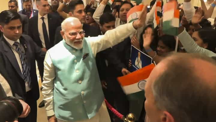 ರಷ್ಯಾದಲ್ಲಿ ಪ್ರಧಾನಿ ಮೋದಿ; ಭಾರತೀಯರಿಂದ ನೃತ್ಯದ ಮೂಲಕ ಅದ್ದೂರಿ ಸ್ವಾಗತ ರಷ್ಯಾದಲ್ಲಿ ಪ್ರಧಾನಿ ಮೋದಿ; ಭಾರತೀಯರಿಂದ ನೃತ್ಯದ ಮೂಲಕ ಅದ್ದೂರಿ ಸ್ವಾಗತ