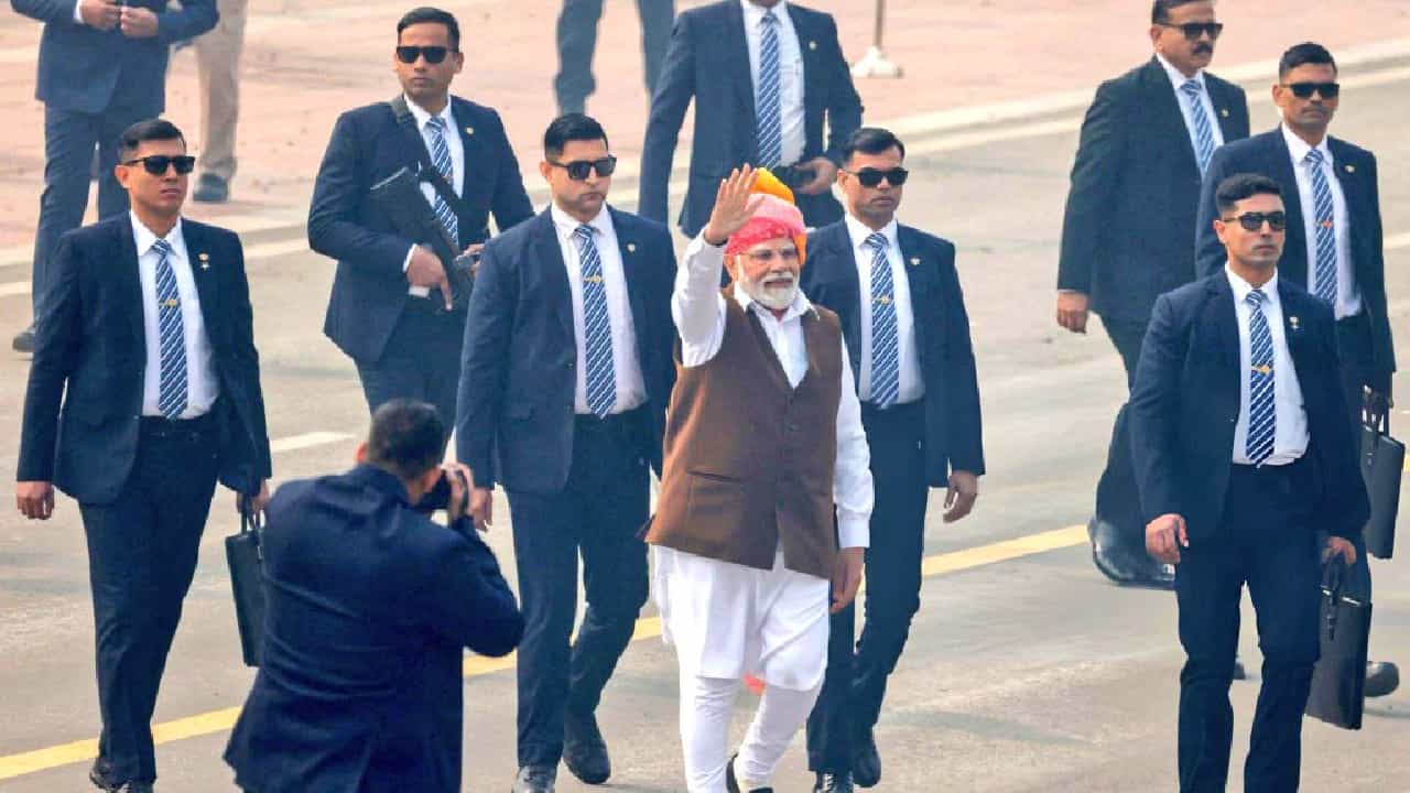ಬಾಡಿಗಾರ್ಡ್ಗಳು ಯಾವಾಗಲೂ ಏಕೆ ಕಪ್ಪು ಕನ್ನಡಕ ಧರಿಸುತ್ತಾರೆ?; ಅಚ್ಚರಿಯ ಸಂಗತಿ ಇಲ್ಲಿದೆ ಬಾಡಿಗಾರ್ಡ್ಗಳು ಯಾವಾಗಲೂ ಏಕೆ ಕಪ್ಪು ಕನ್ನಡಕ ಧರಿಸುತ್ತಾರೆ?; ಅಚ್ಚರಿಯ ಸಂಗತಿ ಇಲ್ಲಿದೆ
