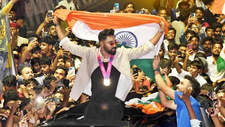 Mohammed Siraj: ಮೊಹಮ್ಮದ್ ಸಿರಾಜ್ಗೆ ಅದ್ಧೂರಿ ಸ್ವಾಗತ Mohammed Siraj: ಮೊಹಮ್ಮದ್ ಸಿರಾಜ್ಗೆ ಅದ್ಧೂರಿ ಸ್ವಾಗತ