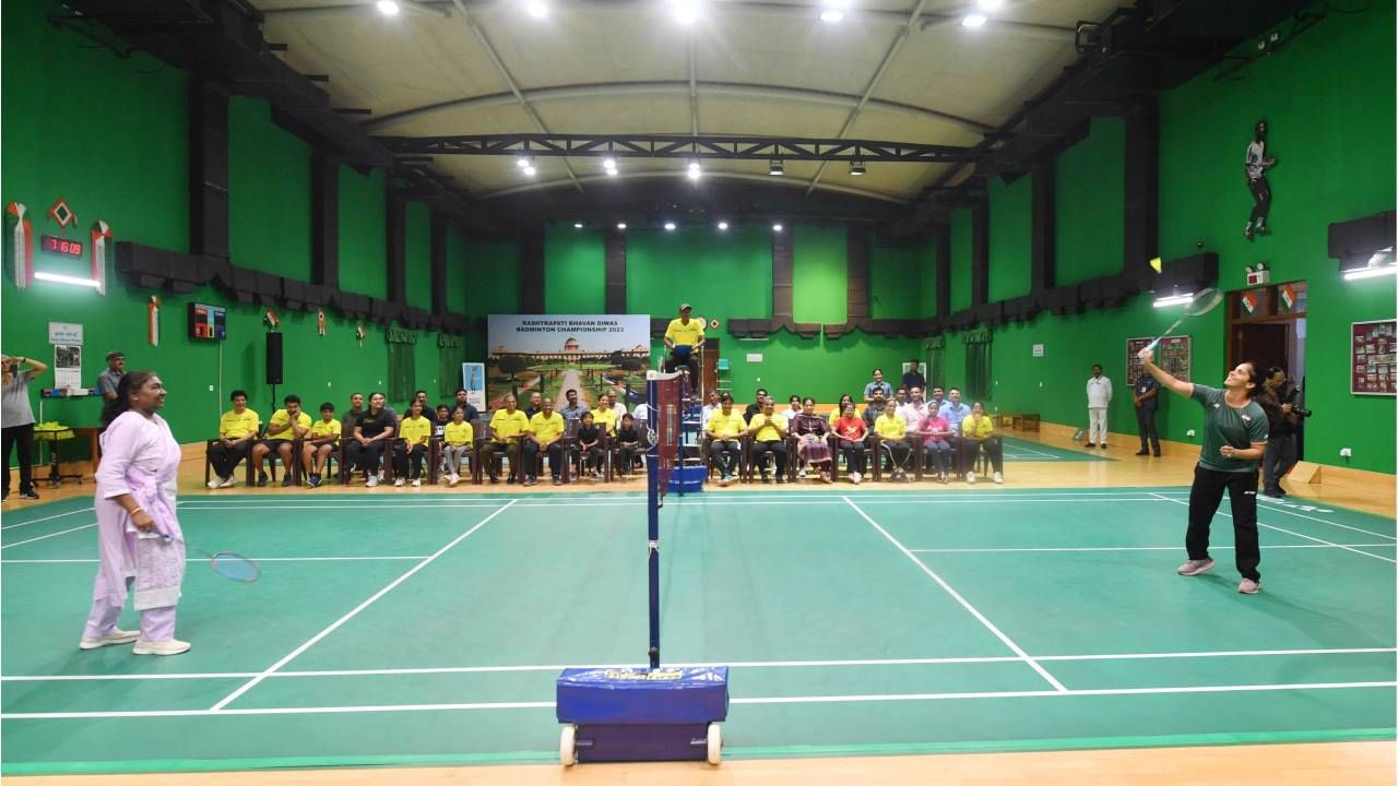 Droupadi Murmu Playing Badminton: ಬ್ಯಾಡ್ಮಿಂಟನ್ ಅಂಗಳದಲ್ಲಿ ರಾಷ್ಟ್ರಪತಿ ಮುರ್ಮು, ಸೈನಾ ನೆಹ್ವಾಲ್ ನಡುವೆ ಪೈಪೋಟಿ, ವಿಡಿಯೋ ಇಲ್ಲಿದೆ Droupadi Murmu Playing Badminton: ಬ್ಯಾಡ್ಮಿಂಟನ್ ಅಂಗಳದಲ್ಲಿ ರಾಷ್ಟ್ರಪತಿ ಮುರ್ಮು, ಸೈನಾ ನೆಹ್ವಾಲ್ ನಡುವೆ ಪೈಪೋಟಿ, ವಿಡಿಯೋ ಇಲ್ಲಿದೆ