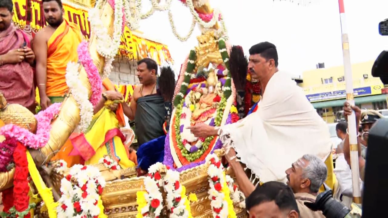 ಮೂರನೇ ಆಷಾಢ ಶುಕ್ರವಾರದ ಪ್ರಯುಕ್ತ ಜುಲೈ 26ರಂದು ದೇಗುಲಕ್ಕೆ ಭಕ್ತ ಸಾಗರವೇ ಹರಿದುಬಂದಿತ್ತು. ಮೈಸೂರು ಮತ್ತು ಸುತ್ತಮುತ್ತಲಿನ ಜಿಲ್ಲೆಗಳಿಂದ ಭಕ್ತರು ಬೆಳಗ್ಗೆ 6 ಗಂಟೆಯಿಂದಲೇ ಬೆಟ್ಟಕ್ಕೆ ಆಗಮಿಸಿ ದೇವಿಯ ಆಶೀರ್ವಾದ ಪಡೆಯಲು ಸರದಿಯಲ್ಲಿ ನಿಂತಿರುವುದು ಕಂಡುಬಂದಿತ್ತು.