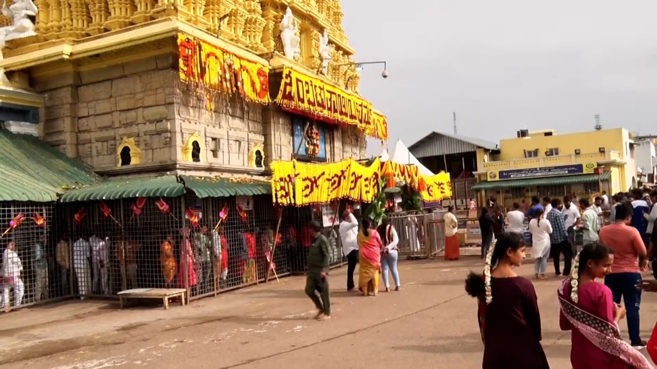 ಬೆಳಗ್ಗೆ 8 ಗಂಟೆಯಿಂದಲೇ ಭಕ್ತರಿಗೆ ದೇವಿಯ ದರ್ಶನಕ್ಕೆ ಅವಕಾಶ ನೀಡಲಾಗಿದ್ದು, ಅಭ್ಯಂಜನ ಸ್ನಾನ, ರುದ್ರಾಭಿಷೇಕ, ಪಂಚಾಮೃತಭಿಷೇಕ, ಕುಂಕುಮಾರ್ಚನೆ ಸೇವೆ ನಡೆಯುತ್ತಿವೆ.