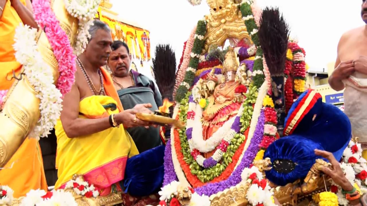 ಚಾಮುಂಡಿ ಬೆಟ್ಟಕ್ಕೆ ಖಾಸಗಿ ವಾಹನಗಳ ಸಂಚಾರವನ್ನು ನಿಷೇಧಿಸಿದ್ದರಿಂದ ಕೆಎಸ್‌ಆರ್‌ಟಿಸಿಯು ಚಾಮುಂಡಿ ಬೆಟ್ಟದ ತಪ್ಪಲಿನಿಂದ ಭಕ್ತರಿಗೆ ಉಚಿತ ಬಸ್ ಸೇವೆ ಒದಗಿಸುತ್ತಿದೆ. ಲೈಂಗಿಕ ದೌರ್ಜನ್ಯ ಪ್ರಕರಣದಲ್ಲಿ ಆರೋಪಿಯಾಗಿ ಇತ್ತೀಚೆಗಷ್ಟೇ ಜಾಮೀನಿನ ಮೇಲೆ ಬಿಡುಗಡೆಯಾಗಿರುವ ಎಂಎಲ್‌ಸಿ ಸೂರಜ್ ರೇವಣ್ಣ ಕೂಡ ದೇವಸ್ಥಾನಕ್ಕೆ ಶುಕ್ರವಾರ ಭೇಟಿ ನೀಡಿ ದೇವಿಯ ದರ್ಶನ ಪಡೆದರು.